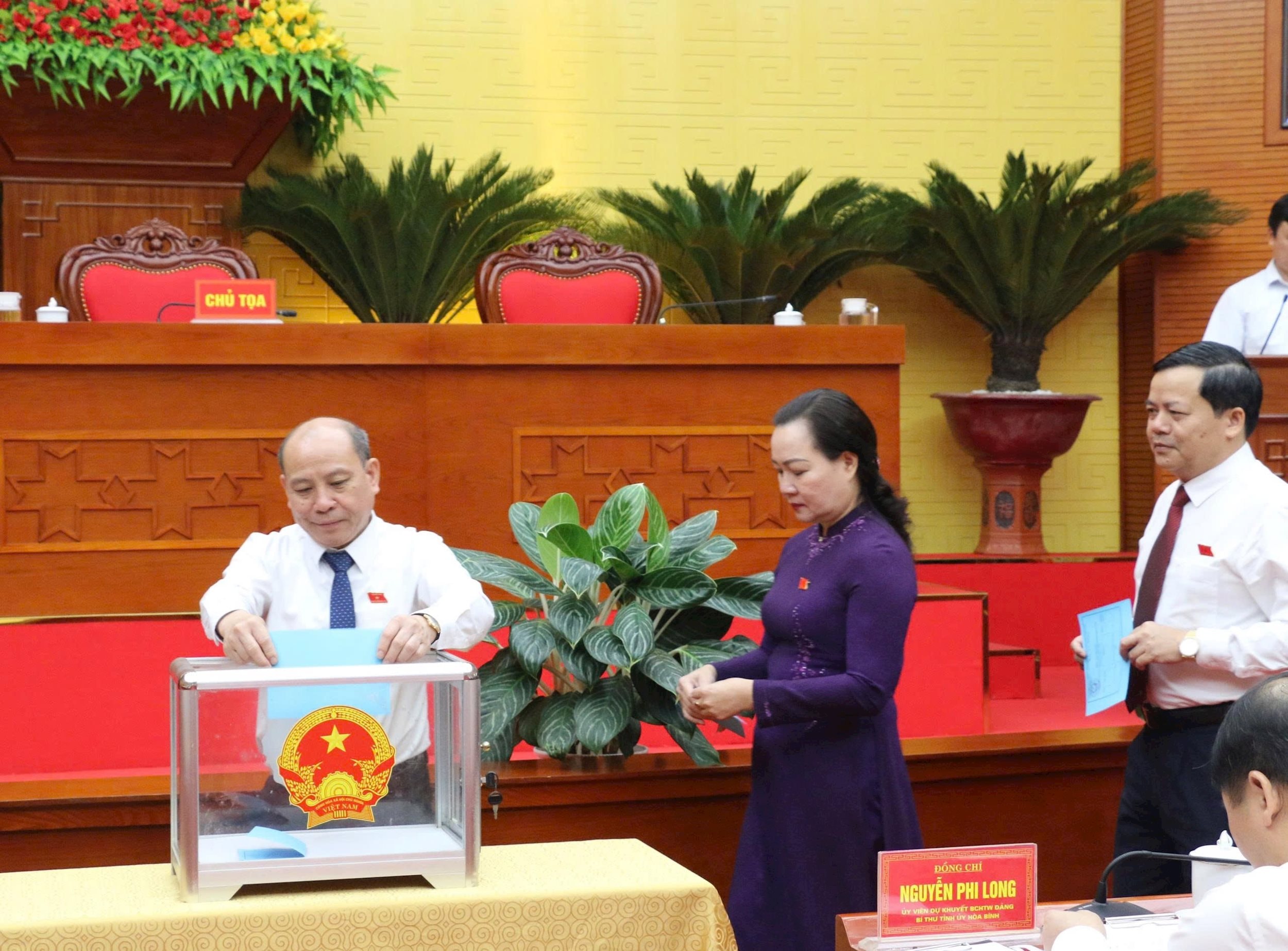 Các đại biểu tiến hành bỏ phiếu tại kỳ họp. Ảnh: Trọng Hiếu