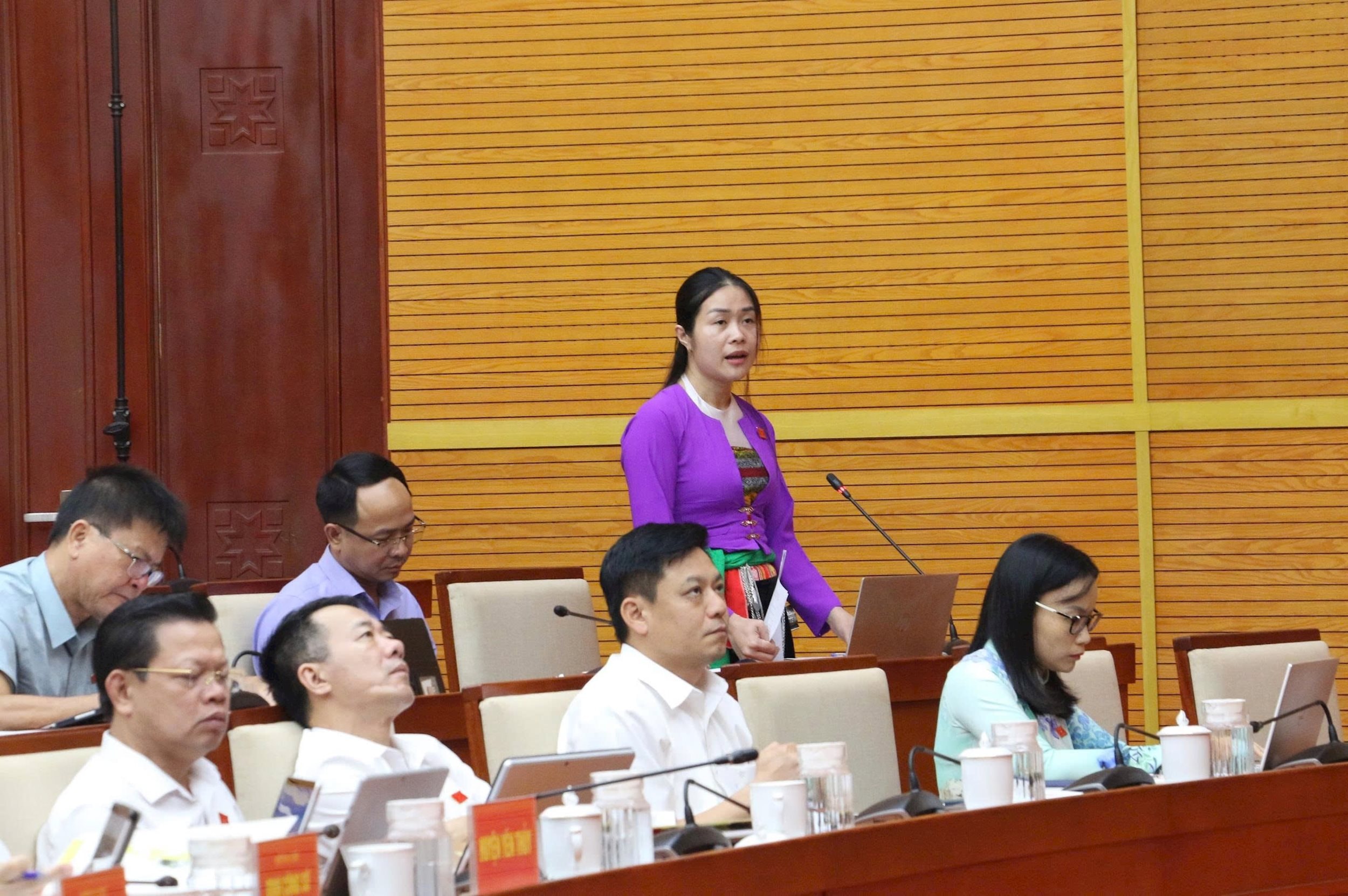 Các đại biểu thảo luận tại kỳ hop. Ảnh: Trọng Hiếu