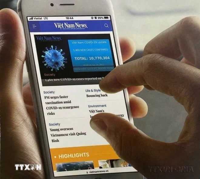 With the Vietnam News Daily mobile app, readers can access Vietnam News anytime, anywhere. (Photo published by VNA)