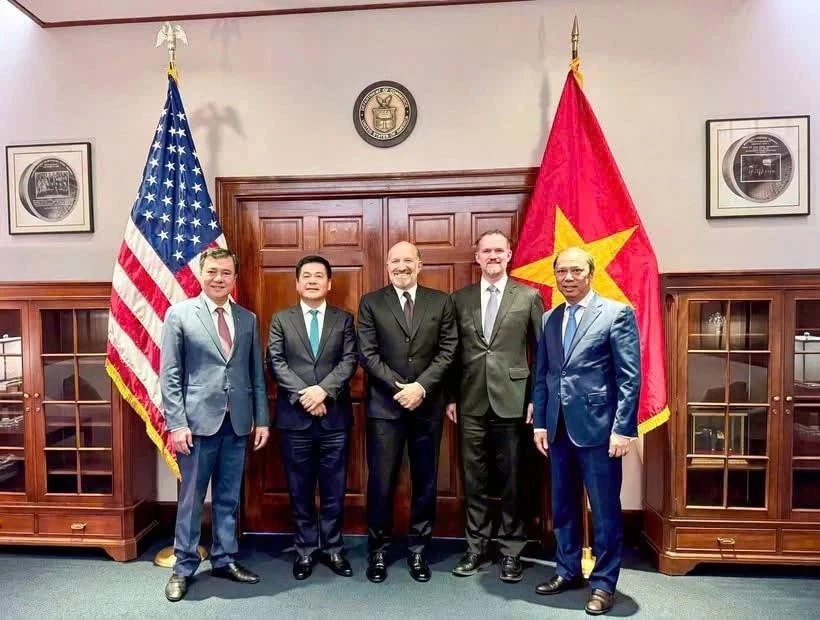 Vietnamese Minister of Industry and Trade Nguyen Hong Dien (second from left) holds a negotiation session with US Secretary of Commerce Howard Lutnick and Ambassador Jamieson Greer, US Trade Representative, on the afternoon of June 12 (local time) in the US. (Photo: VNA)