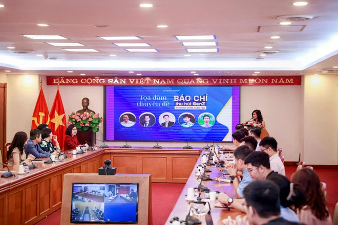 Over nearly four decades of Doi moi (Renewal), the press has proven to be an indispensable force and a reliable, official source of information. (Photo: VNA) toa-dam-genz-1.jpg