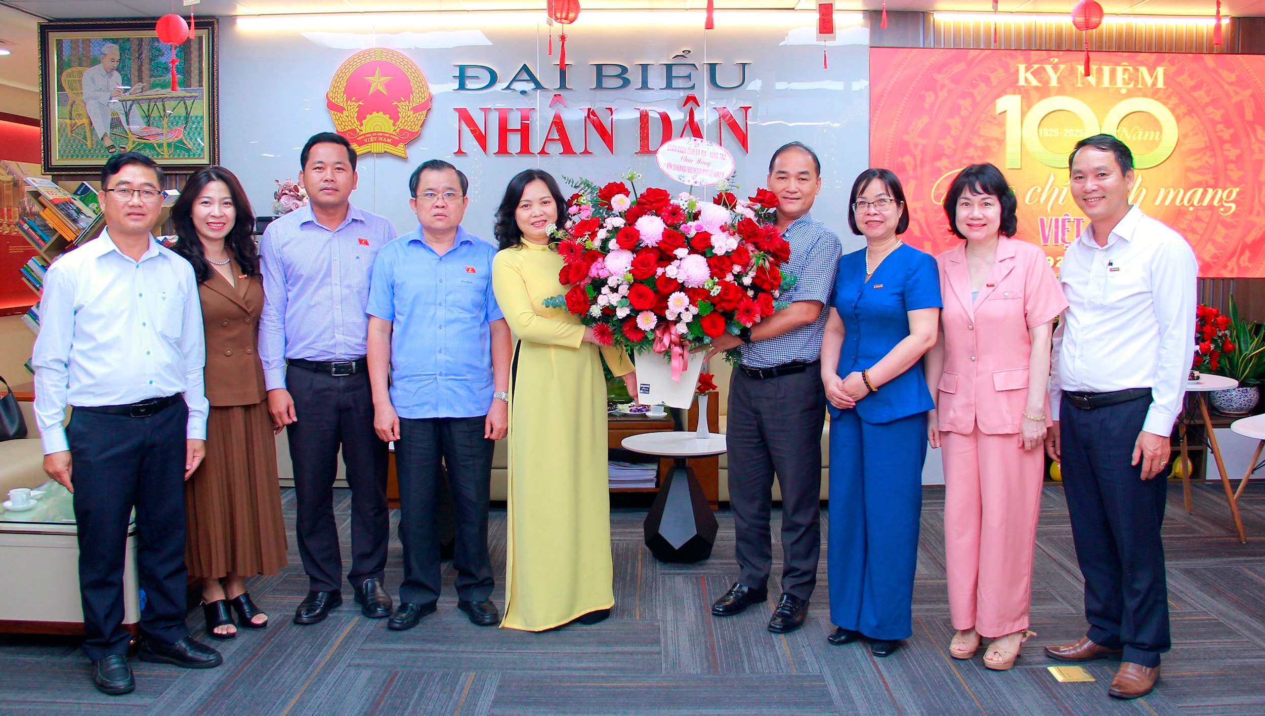 Phó Trưởng Đoàn chuyên trách Đoàn ĐBQH tỉnh Bà Rịa - Vũng Tàu Huỳnh Thị Phúc chúc mừng Báo ĐBND nhân ngày 21/6