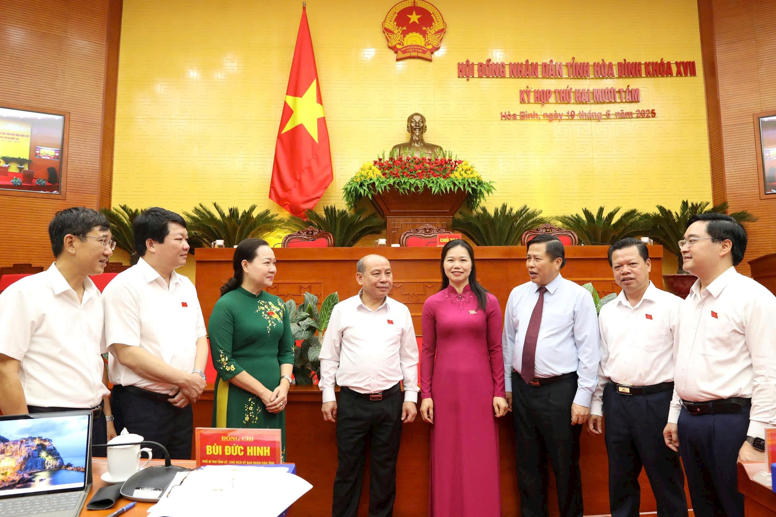 Các đại biểu trao đổi bên lề kỳ họp. Ảnh: Trọng Hiếu