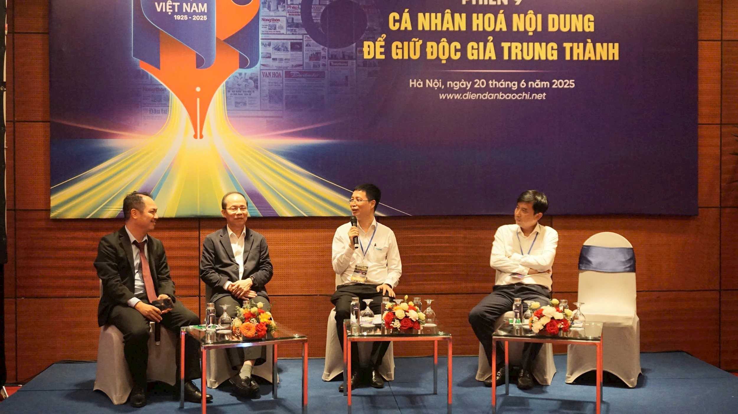 Các diễn giả trao đổi tại phiên thảo luận