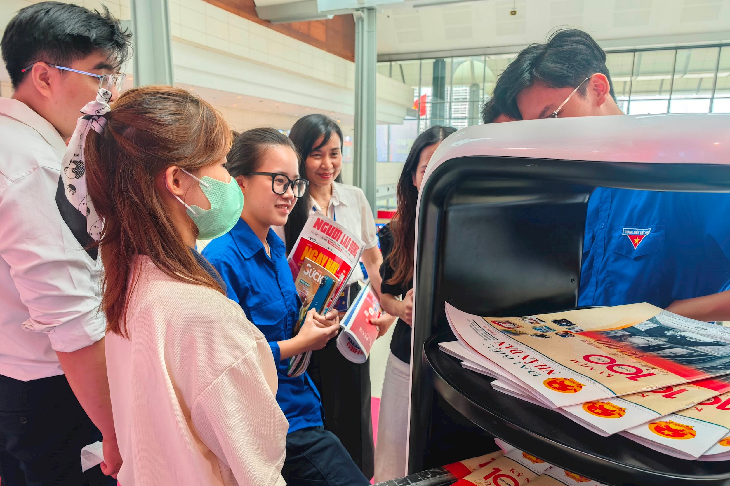 Các khách tham quan sử dụng robot thông minh 1