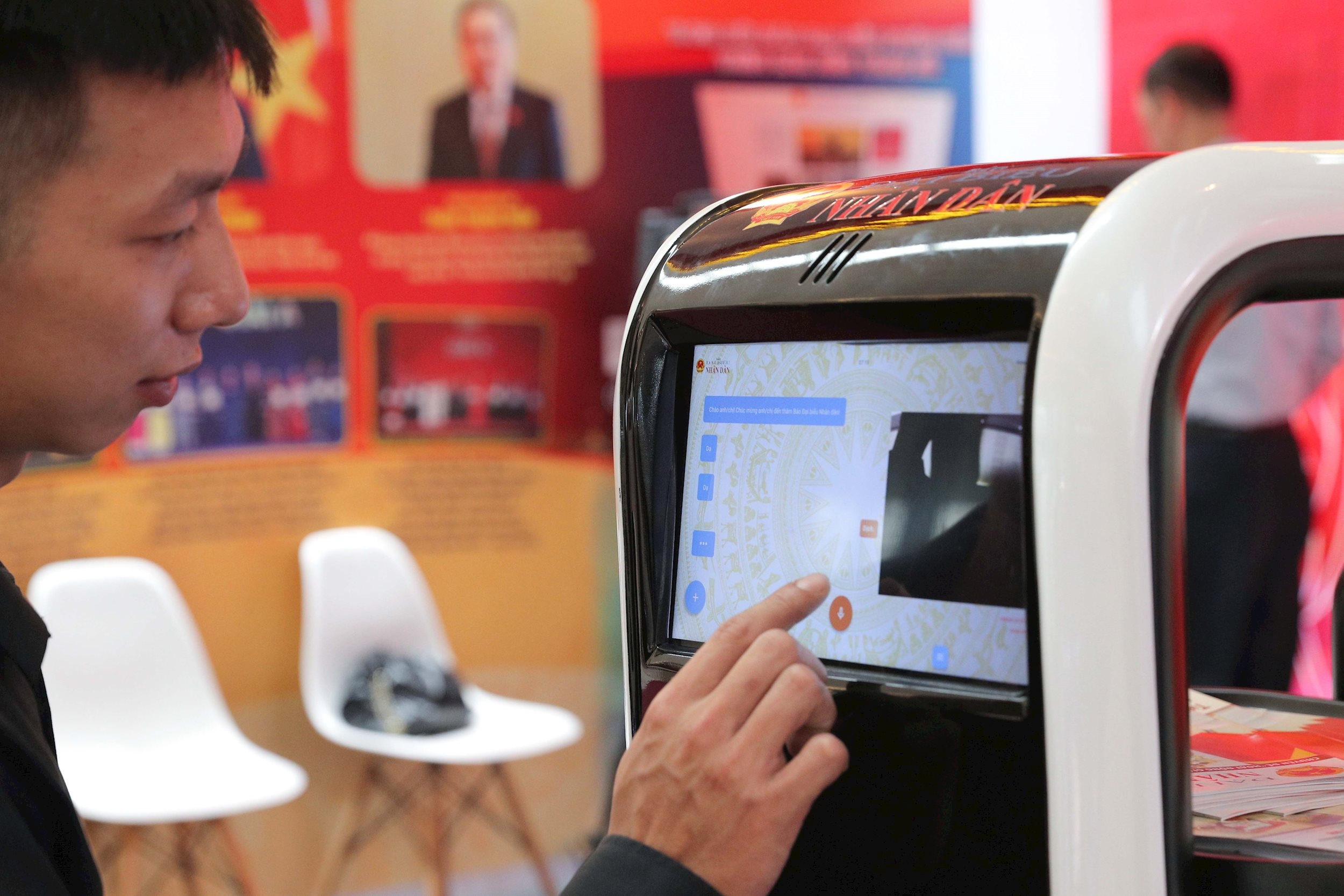 Các khách tham quan sử dụng robot thông minh