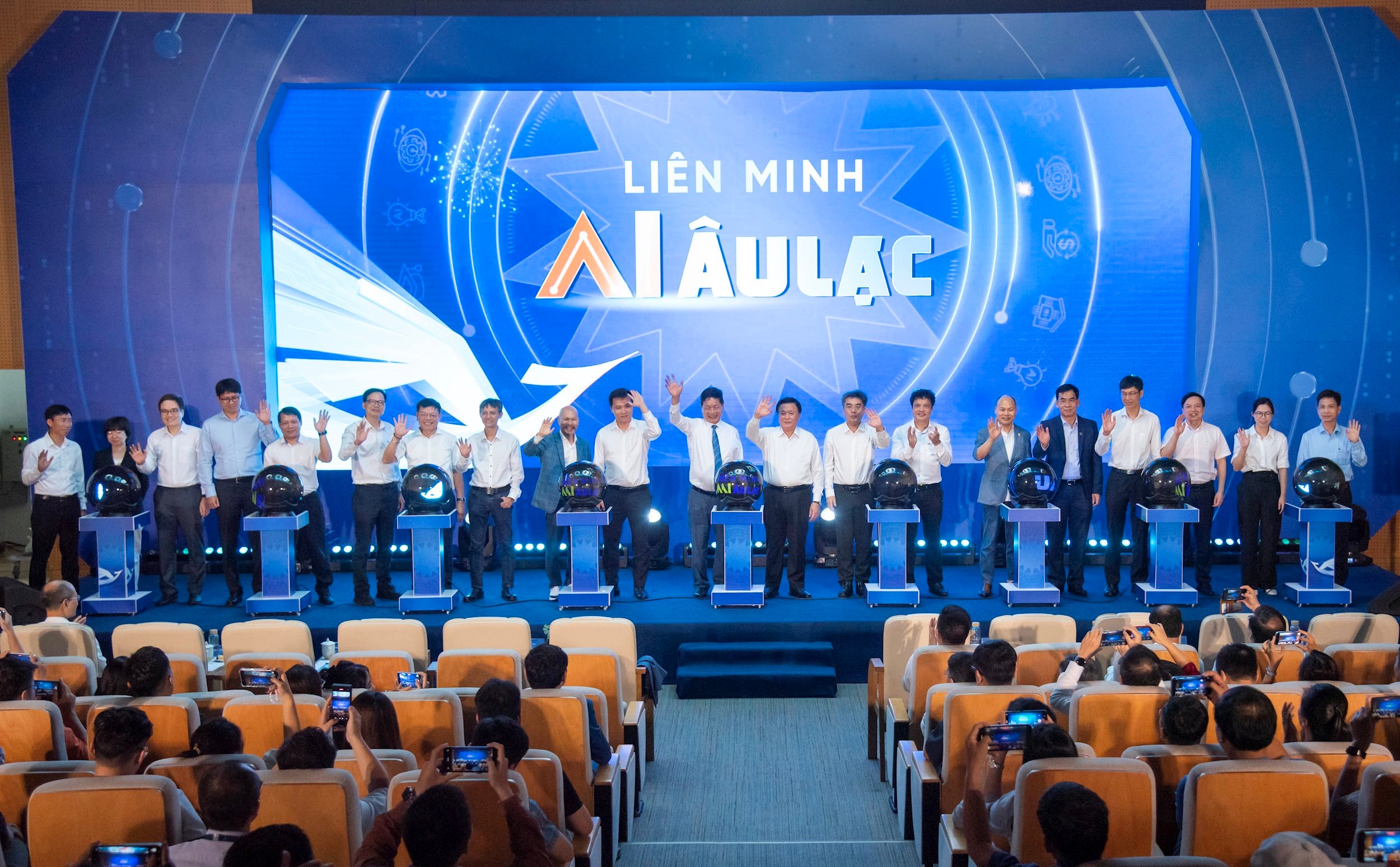 Hơn 20 thành viên đầu tiên của Liên minh AI Âu Lạc tại lễ ra mắt