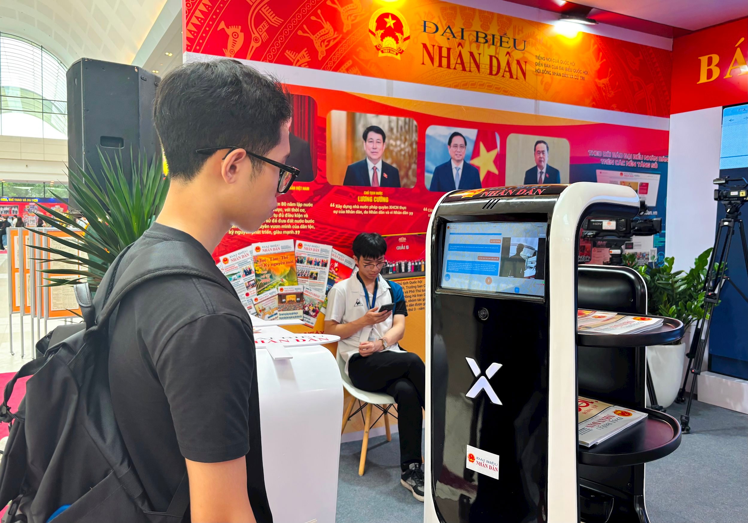 Em Tào Xuân Hoàn - Sinh viên Trường Đại học Luật Hà Nội đặt câu hỏi cho Robot thông minhẢnh: Trang Nhung