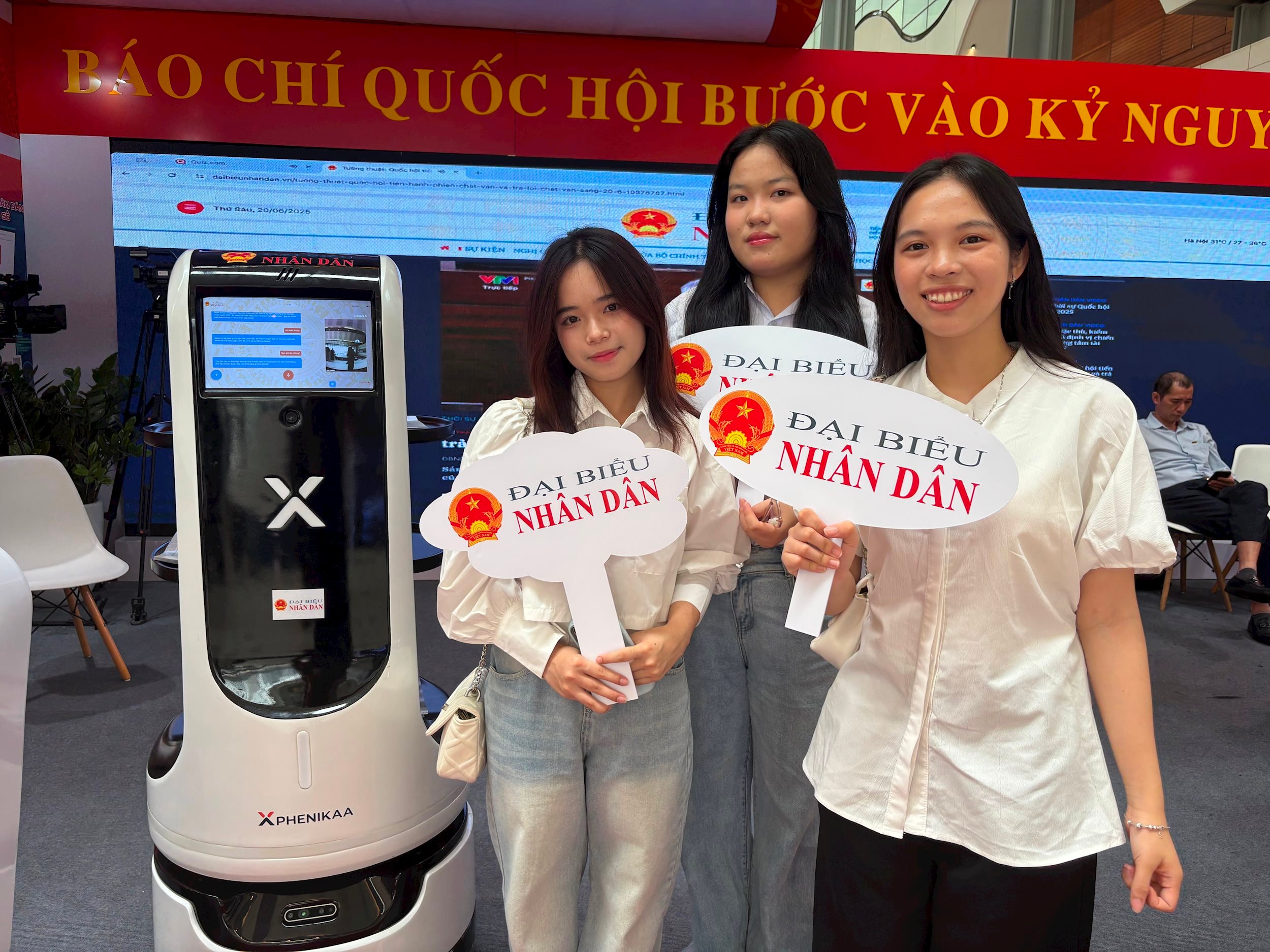 Nhiều sinh viên thích thú check in với Robot Phenikaa- X . Ảnh: Trang Nhung