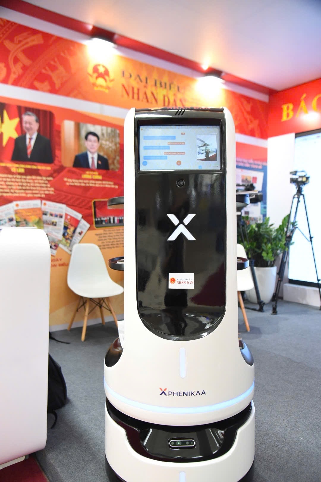 Robot trợ lý thông minh Phenikaa-X trưng bày tại gian Liên Chi hội Nhà báo Văn phòng Quốc hội. Ảnh: Xuân Quý