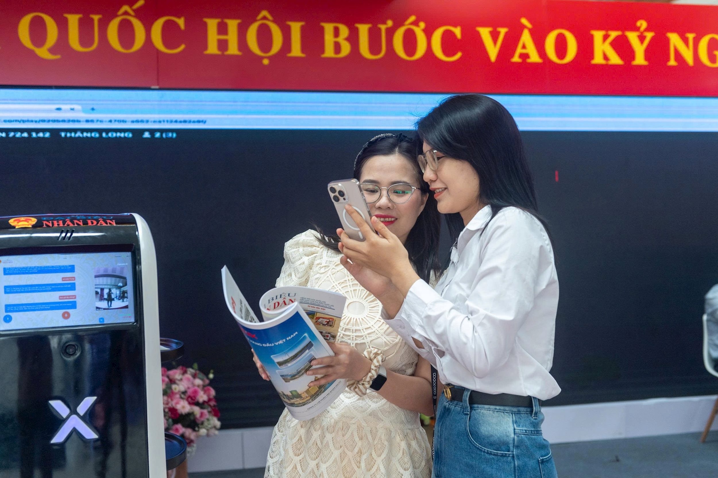 Khách tham quan ghé thăm và trải nghiệm robot thông minh. Ảnh: Mạnh Hưng