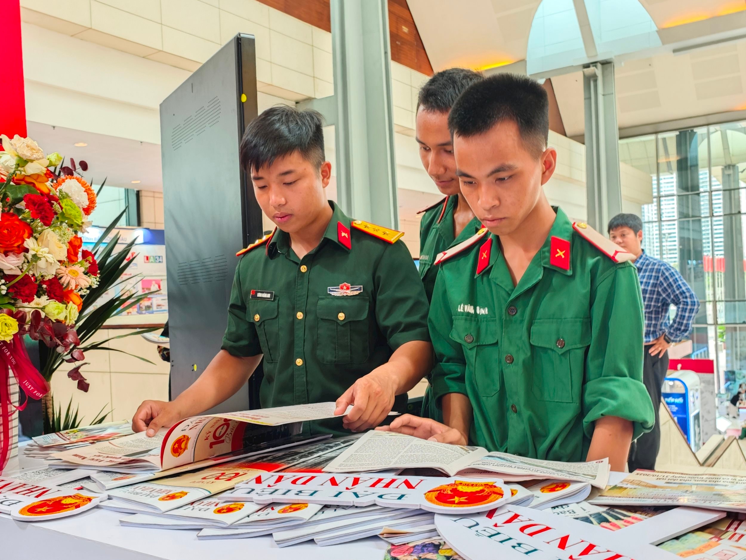 khách tham quan tại gian báo Đại biểu nhân dân
