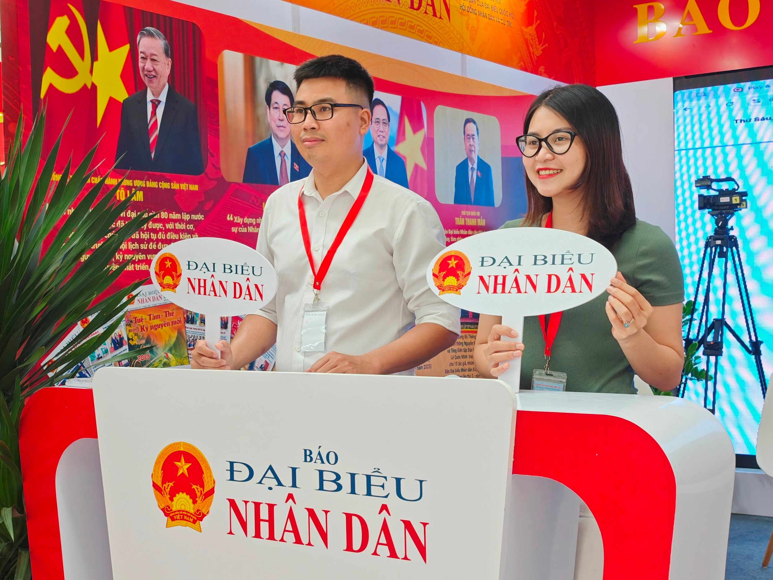 khách tham quan tại gian báo Đại biểu nhân dân