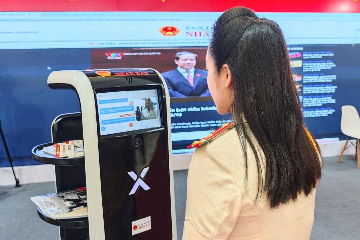 khách tham quan trả lời câu hỏi về Quốc hội tại gian báo Đại biểu nhân dân 3