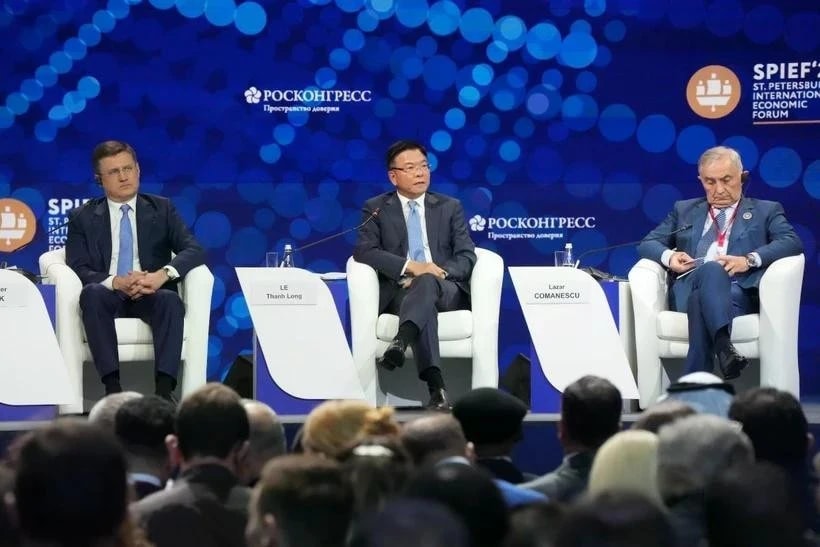 Deputy Prime Minister Le Thanh Long (C) speaks at the opening session of the 28th St. Petersburg International Economic Forum (SPIEFT) on June 19, 2025. (Photo: VNA)