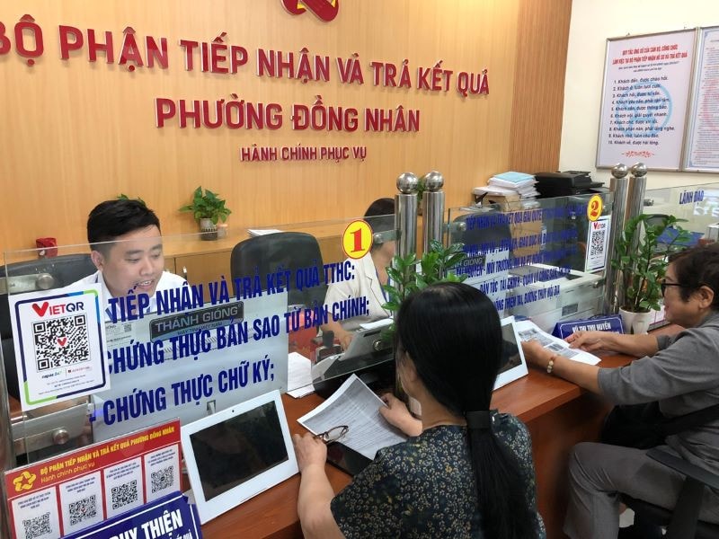 Người dân thực hiện thủ tục hành chính tại Bộ phận một cửa phường Đồng Nhân, quận Hai Bà Trưng, Hà Nội. nhandan.vn