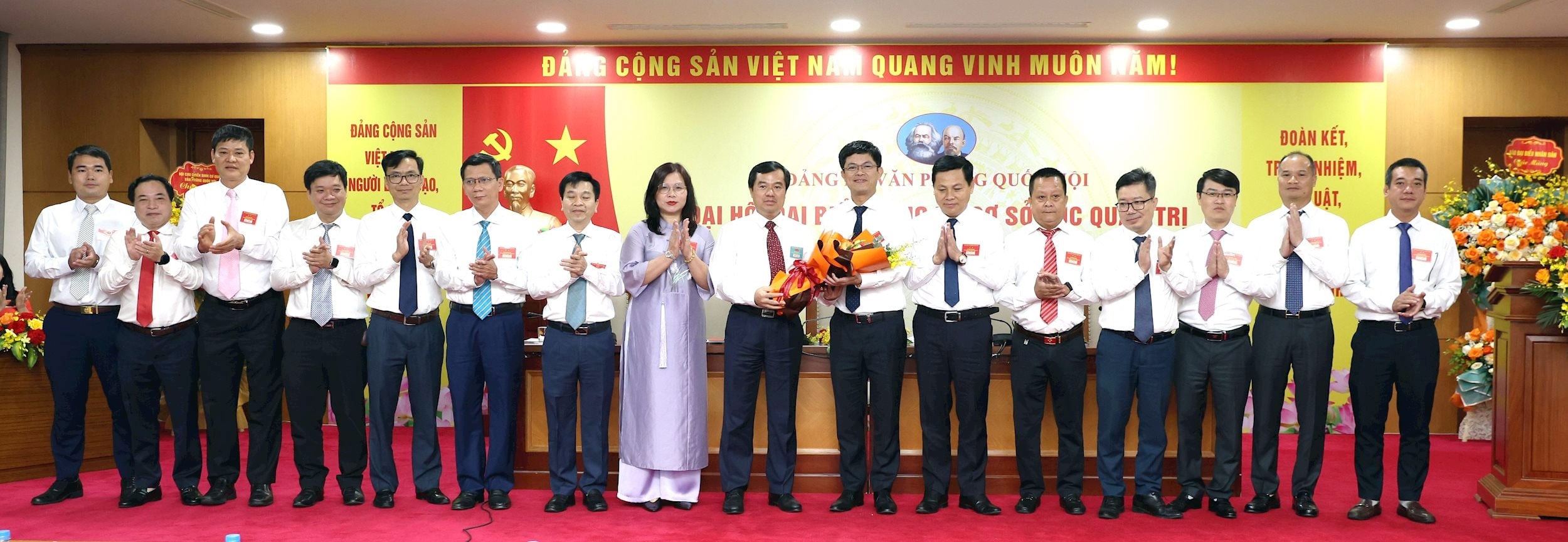 Ủy viên Ban Thường vụ Đảng ủy Văn phòng Quốc hội, Phó Chủ nhiệm Văn phòng Quốc hội Nguyễn Mạnh Hùng trao quyết định chỉ định Ban Chấp hành Đảng bộ cơ sở Cục Quản trị nhiệm kỳ 2025 - 2030