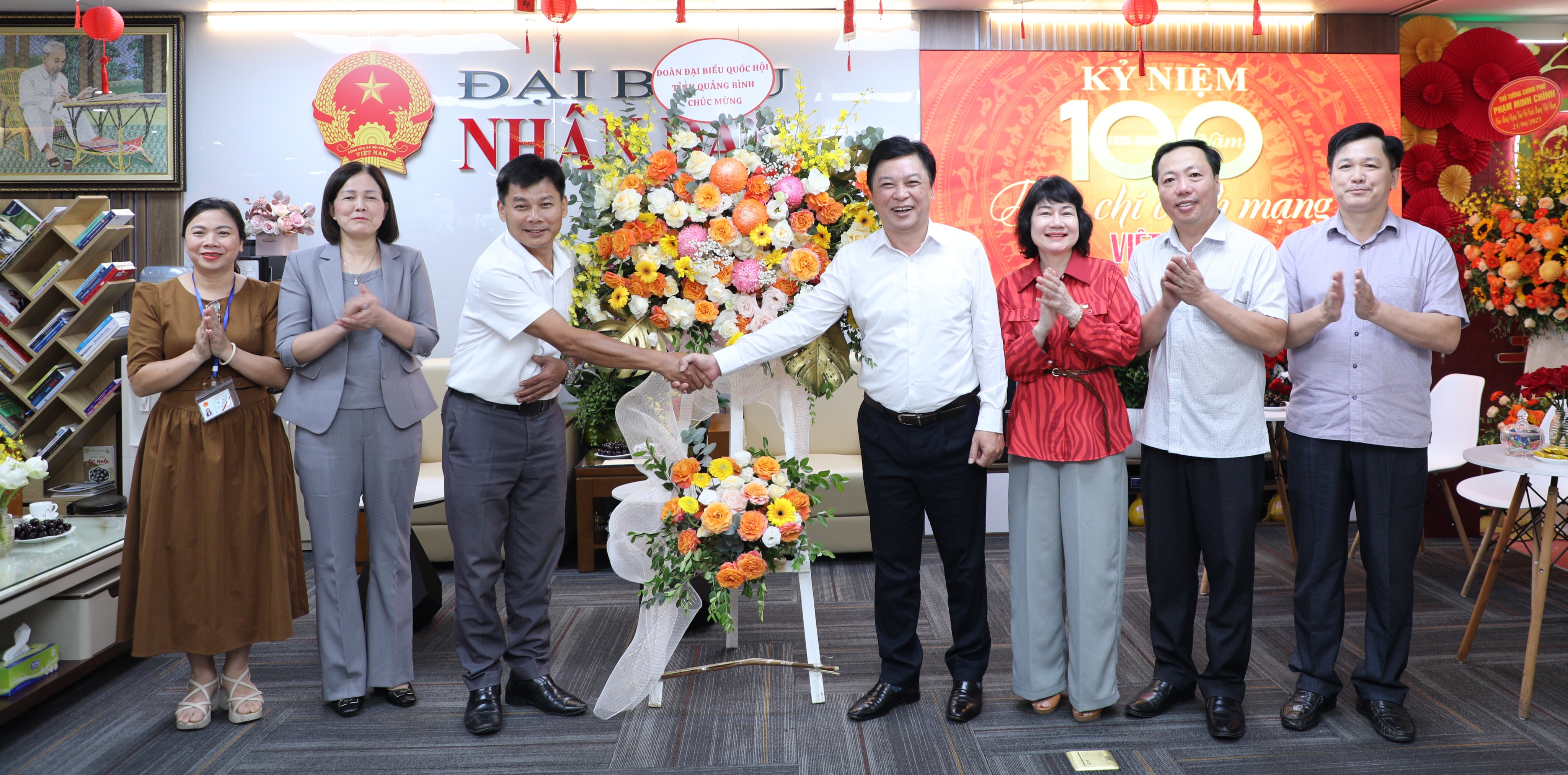 Phó Chánh Văn phòng Đoàn ĐBQH và HĐND tỉnh Quảng Bình Lê Phong Hồng thay mặt Đoàn ĐBDH tỉnh Quảng Bình chúc mừng Báo ĐBND nhân ngày 21/6