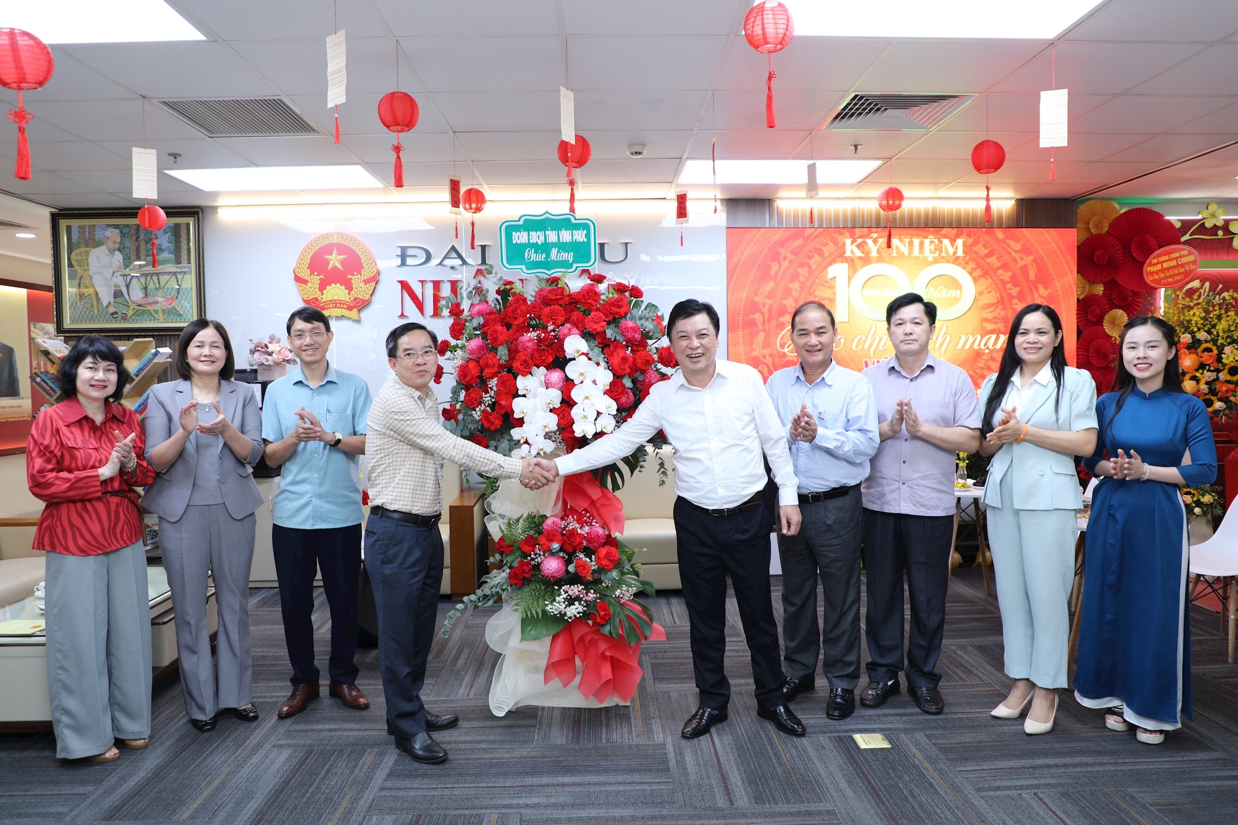 Phó Chánh Văn phòng Đoàn ĐBQH và HĐND tỉnh Vĩnh Phúc Nguyễn Văn Hoà thay mặt tỉnh Vĩnh Phúc chúc mừng Báo ĐBND nhân ngày 21.6