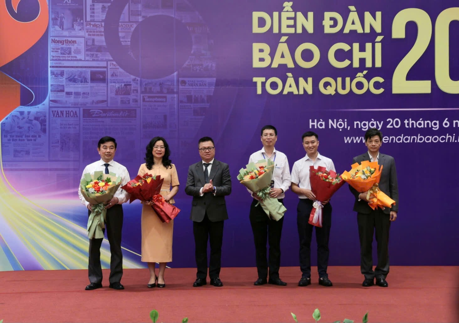 Tặng hoa cho nhà báo điều phối các phiên thảo luận tại Diễn đàn