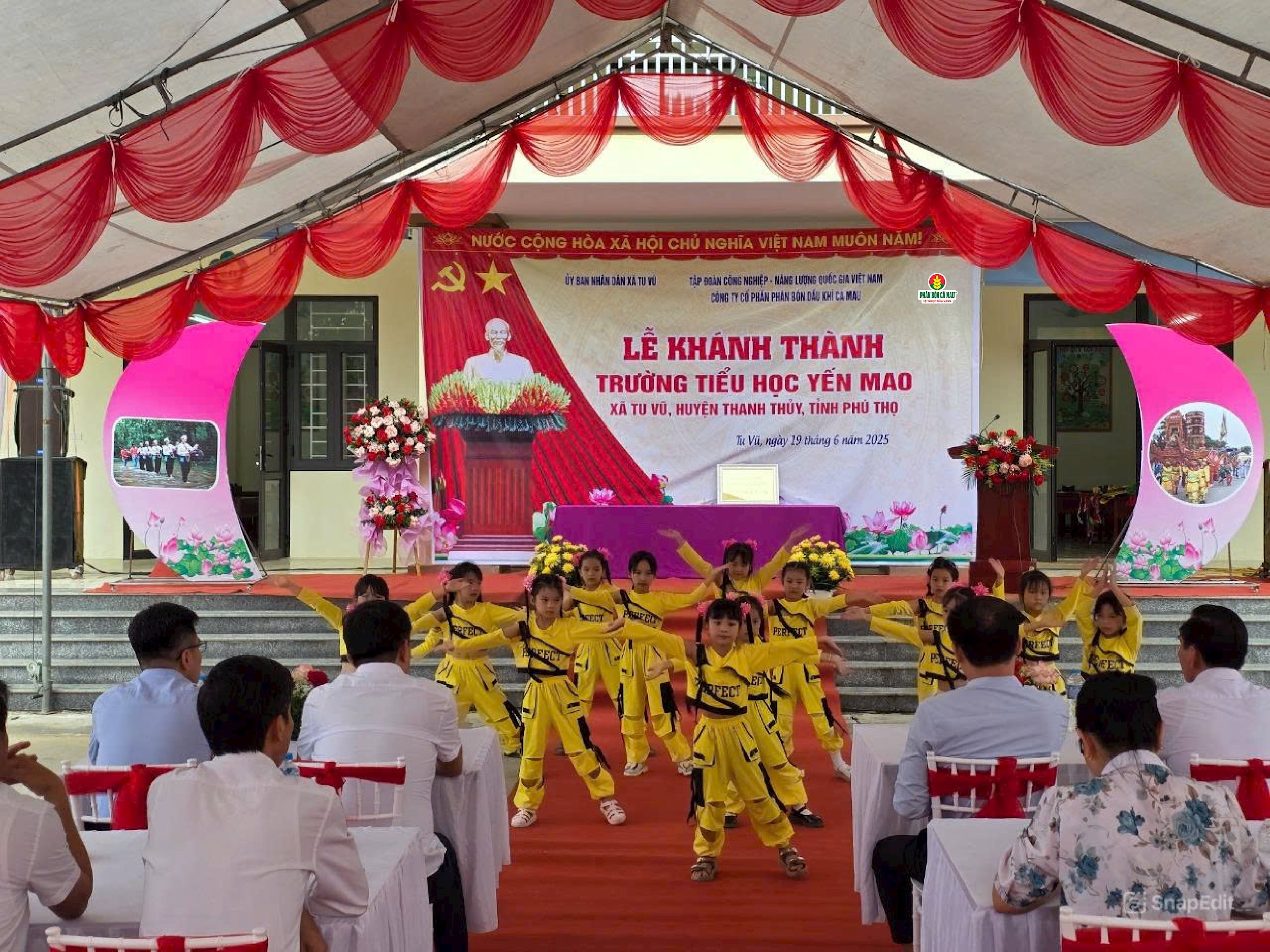 Tiết mục văn nghệ của các em nhỏ mang lại không khí vui tươi, ấm áp cho chương trình.