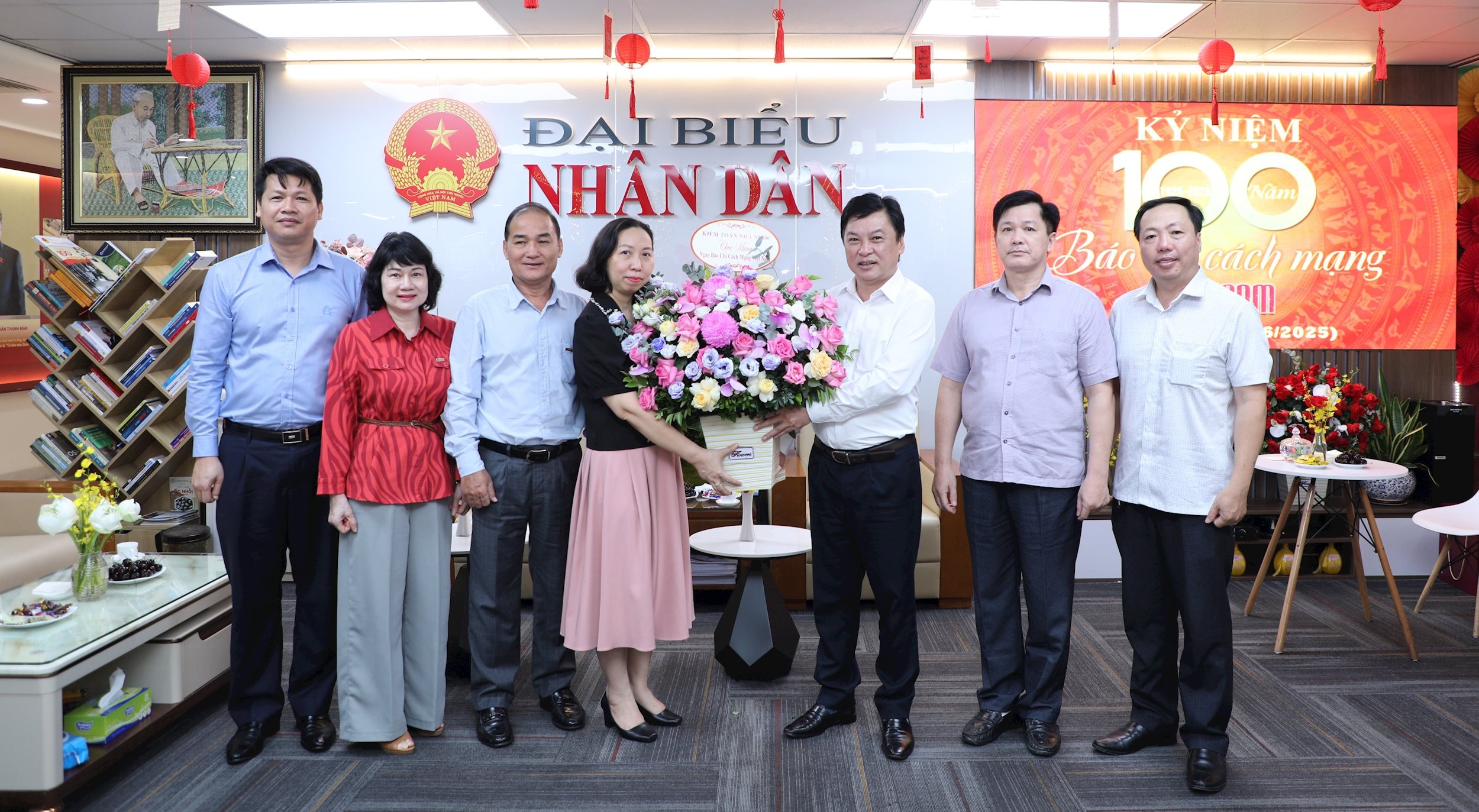 Tổng biên tập Báo Kiểm toán Mai Hải Đường chúc mừng Báo ĐBND nhân Ngày Báo chí Cách mạng Việt Nam