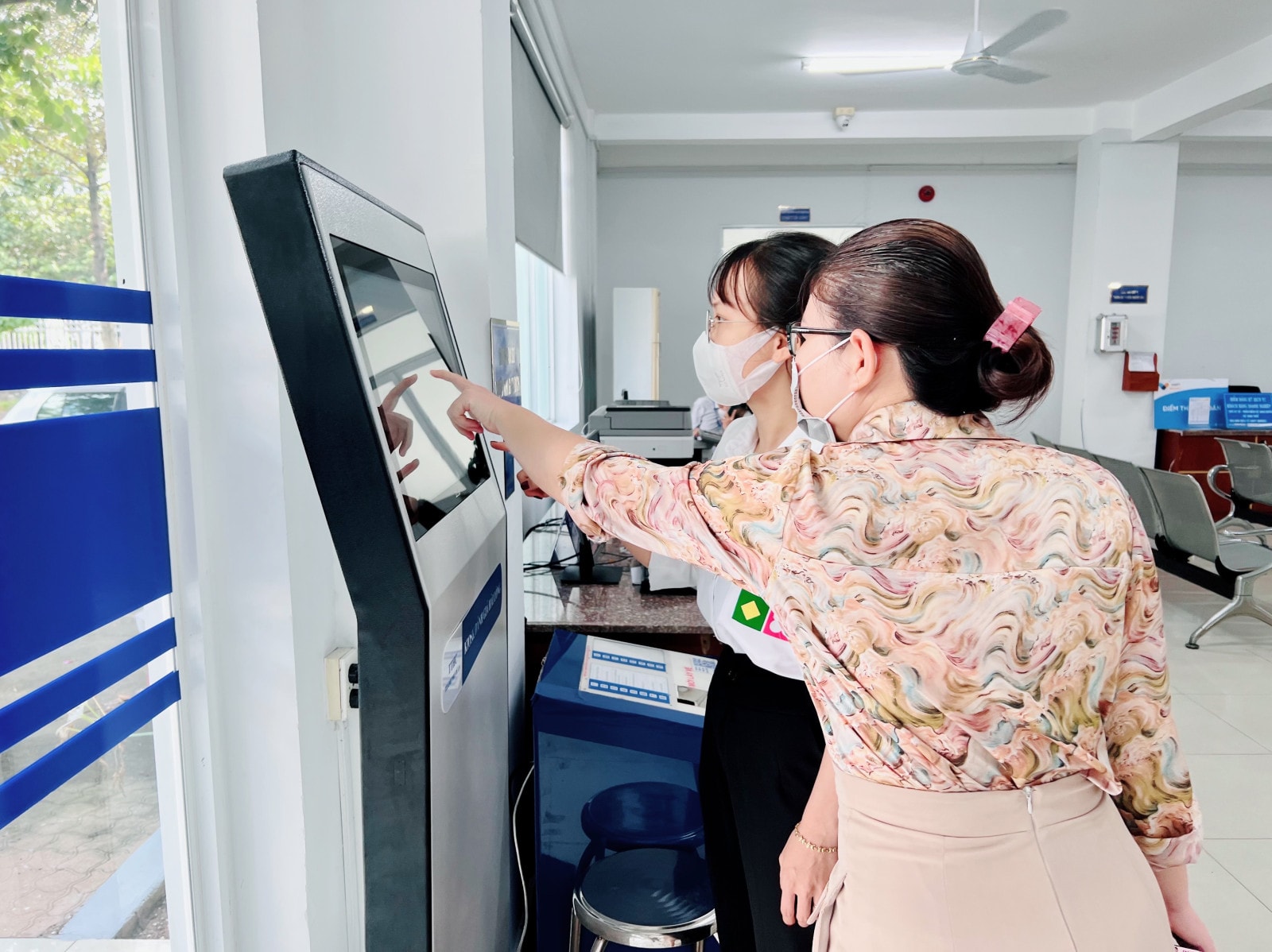 Trung tâm Hành chính công TP.Dĩ An,Bình Dương hướng dẫn người dân thực hiện thủ tục hành chính. Nguồn: baobinhduong.vn