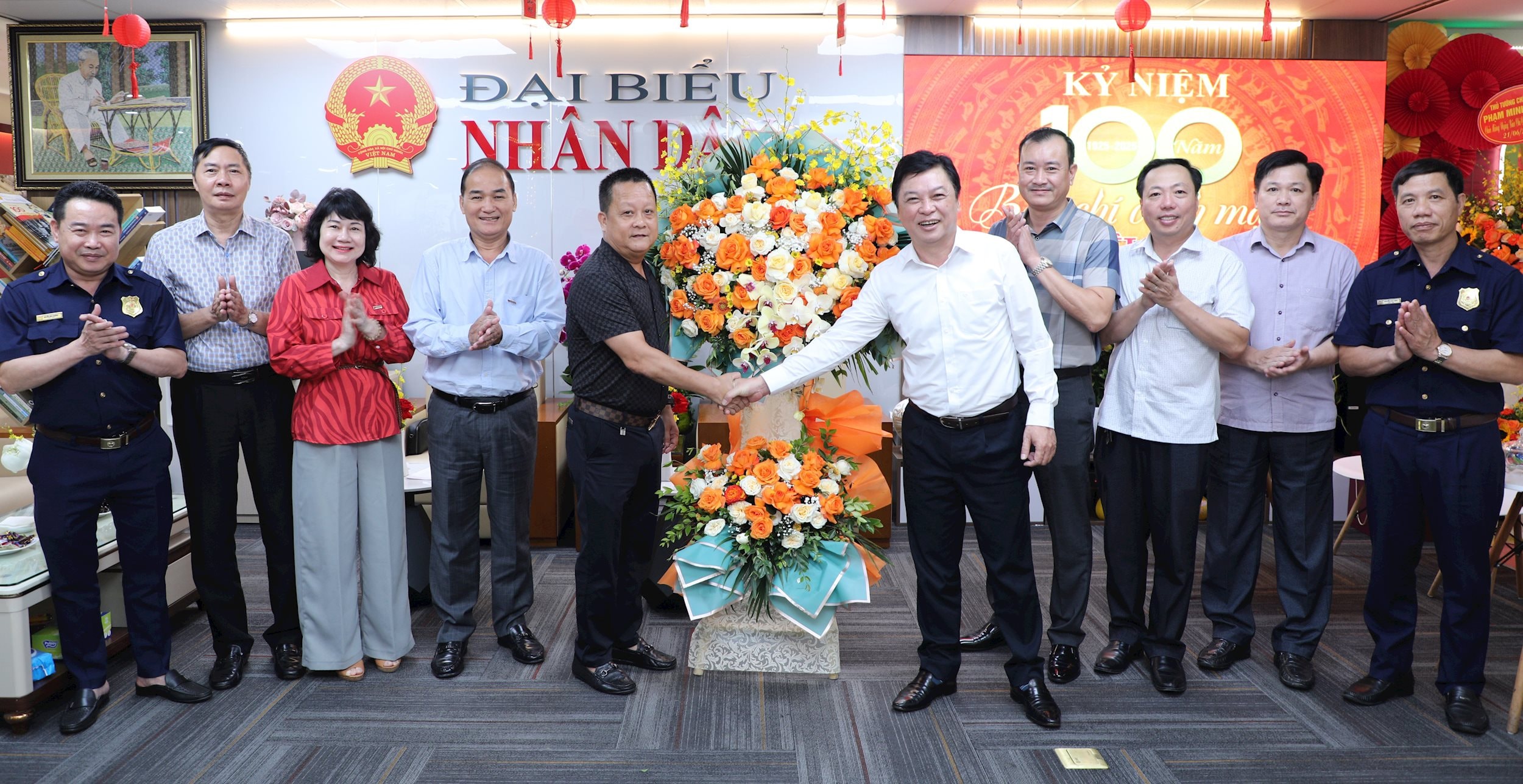 Trưởng phòng Bảo vệ Cục Quản trị Văn phòng Quốc hội Trần Quang Cường thay mặt phòng Bảo vệ chúc mừng Báo ĐBND nhân ngày 21/6