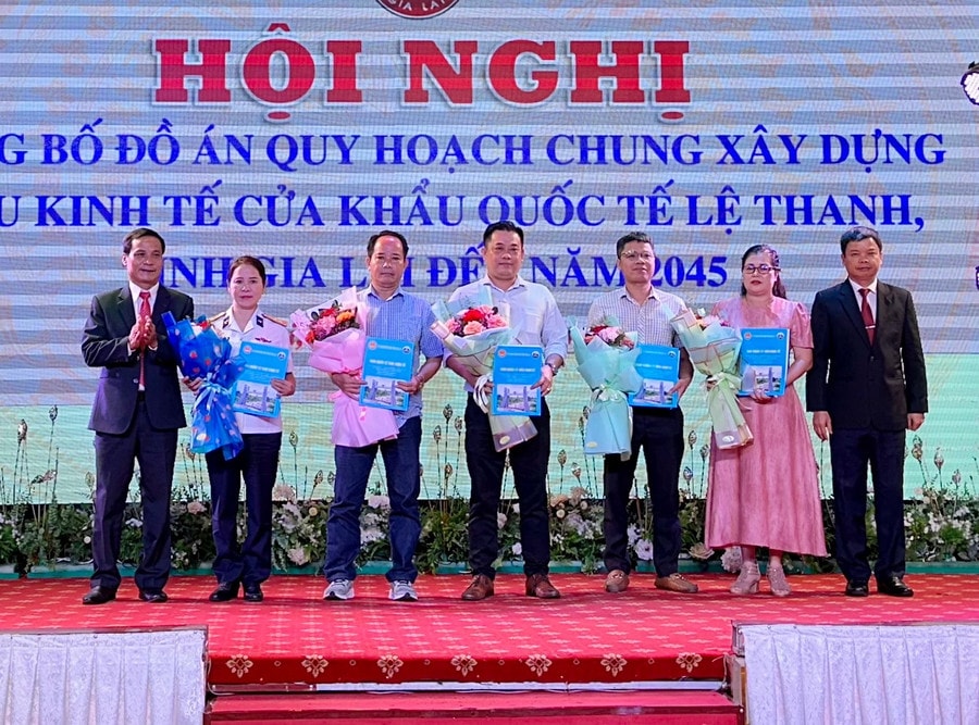 ubnd-tinh-va-ban-quan-ly-khu-kinh-te-tinh-da-trao-thu-moi-quan-tam-dau-tu-den-cac-nha-dau-tu-anh-ha-duy.jpg
