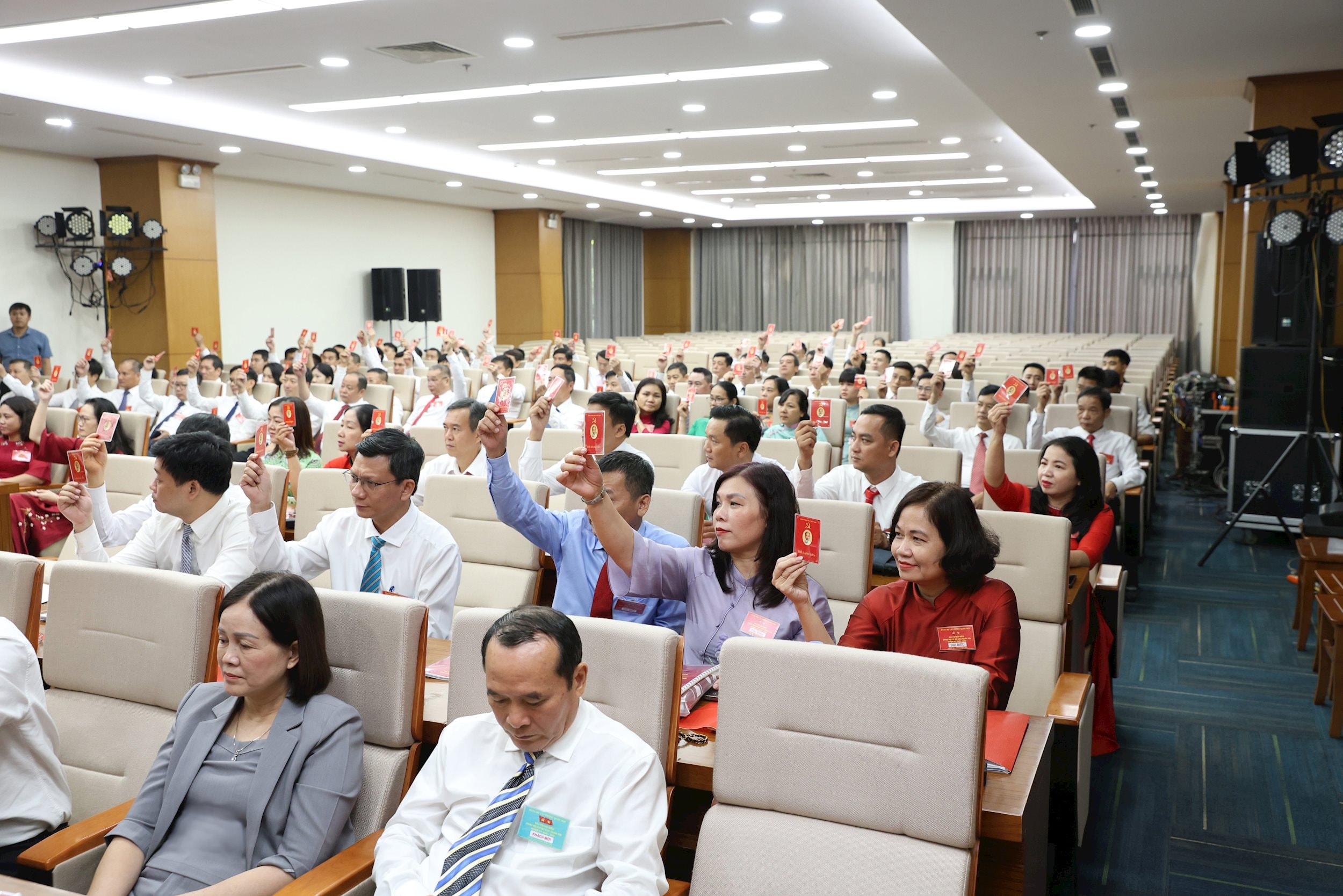 Các đại biểu biểu quyết thông qua Nghị quyết Đại hội