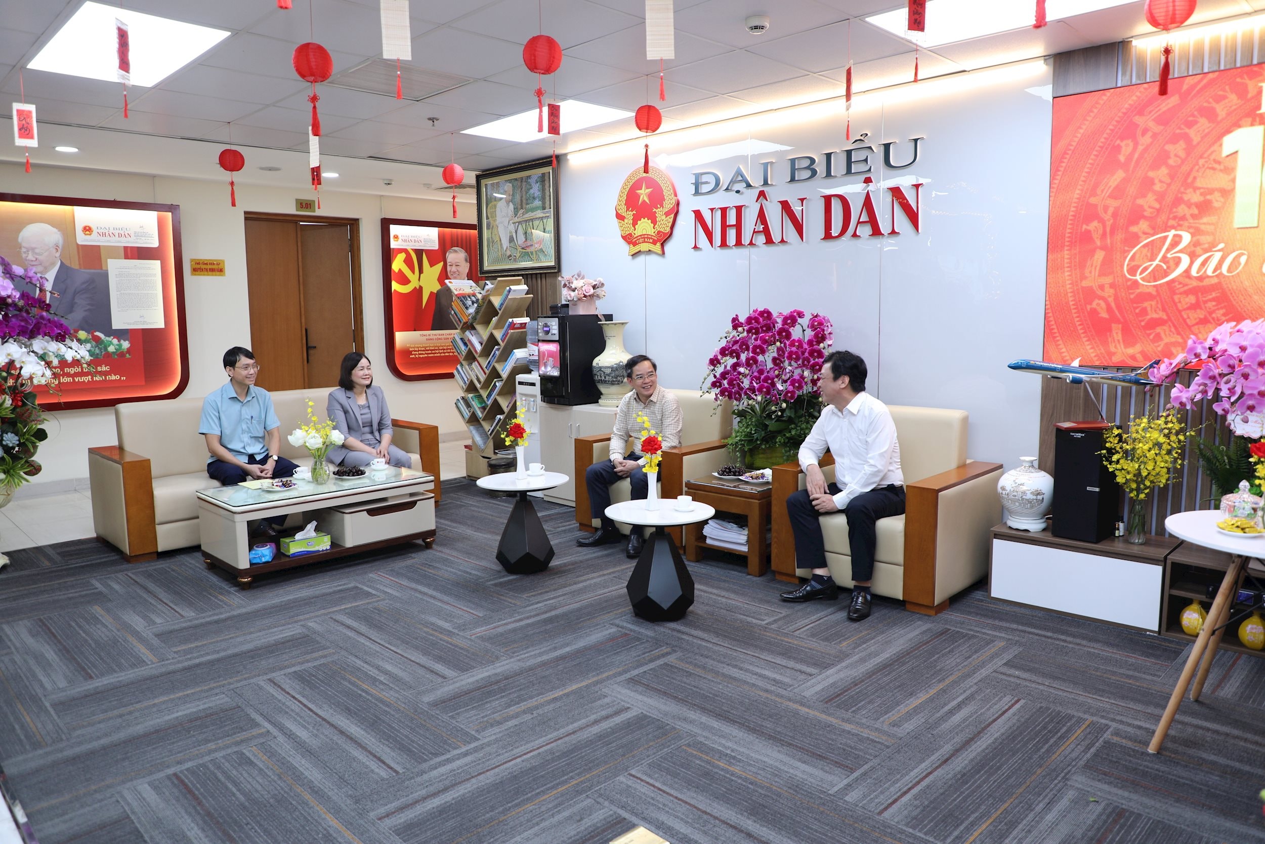 Văn phòng Đoàn ĐBQH và HĐND tỉnh Vĩnh Phúc chúc mừng Báo ĐBND nhân ngày Báo Chí Cách mạng Việt Nam
