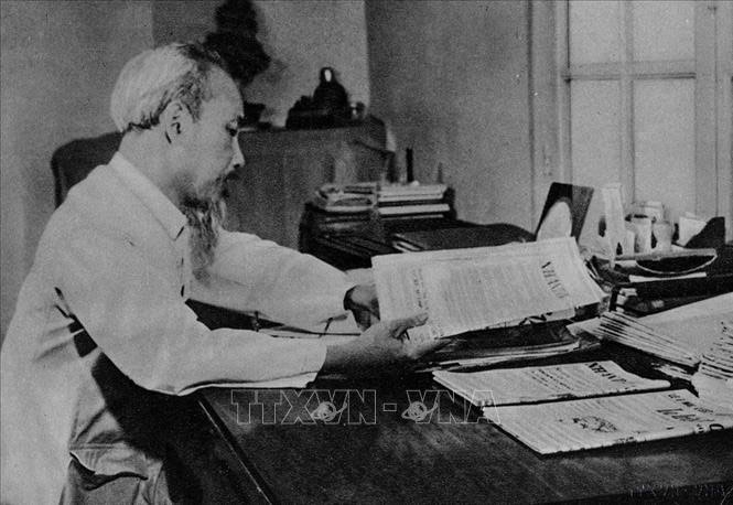 vna_potal_chu_tich_ho_chi_minh_voi_nen_bao_chi_cach_mang_viet_nam_stand-12-(1).jpg