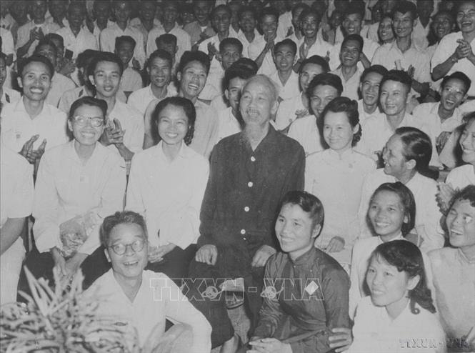 vna_potal_chu_tich_ho_chi_minh_voi_nen_bao_chi_cach_mang_viet_nam_stand-4-.jpg