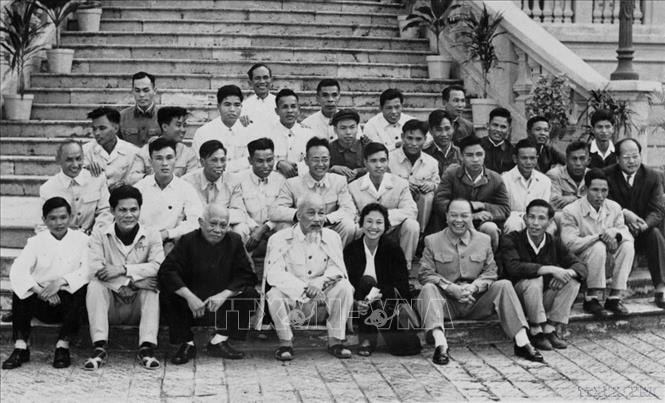 vna_potal_chu_tich_ho_chi_minh_voi_nen_bao_chi_cach_mang_viet_nam_stand-5-.jpg
