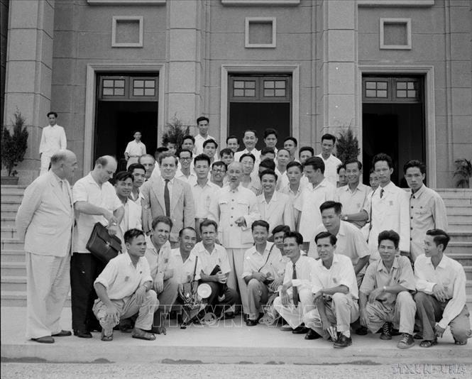 vna_potal_chu_tich_ho_chi_minh_voi_nen_bao_chi_cach_mang_viet_nam_stand-7-.jpg