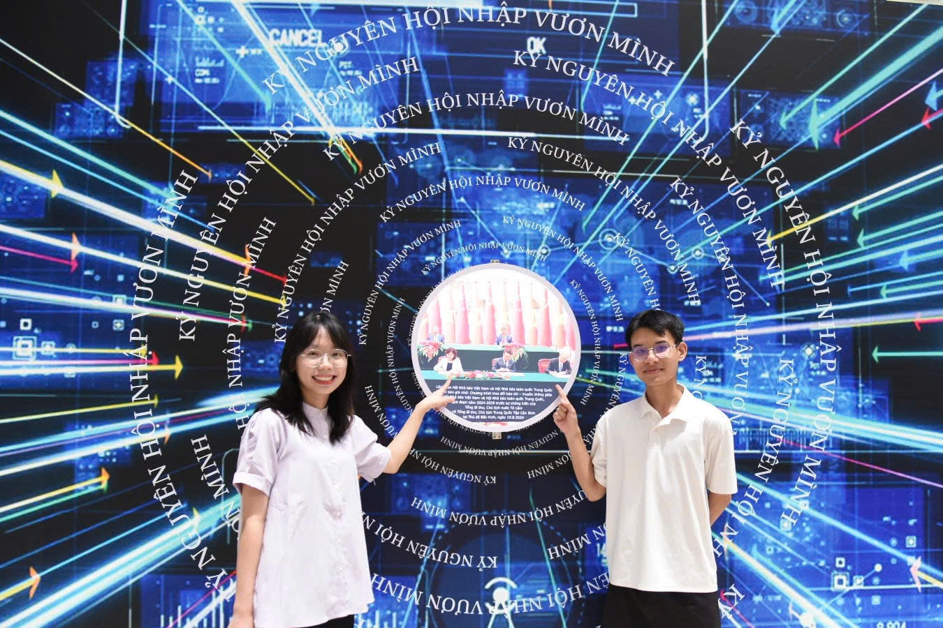 Em Minh Quân, sinh viên Học viện Báo chí và tuyên truyền chia sẻ, cảm thấy khá phấn khích vì các gian hàng hội báo đều đẹp và ấn tượng. Bên cạnh đó, Quân h iểu được thêm về bề dày lịch sử và truyền thống của các tờ báo cách mạng