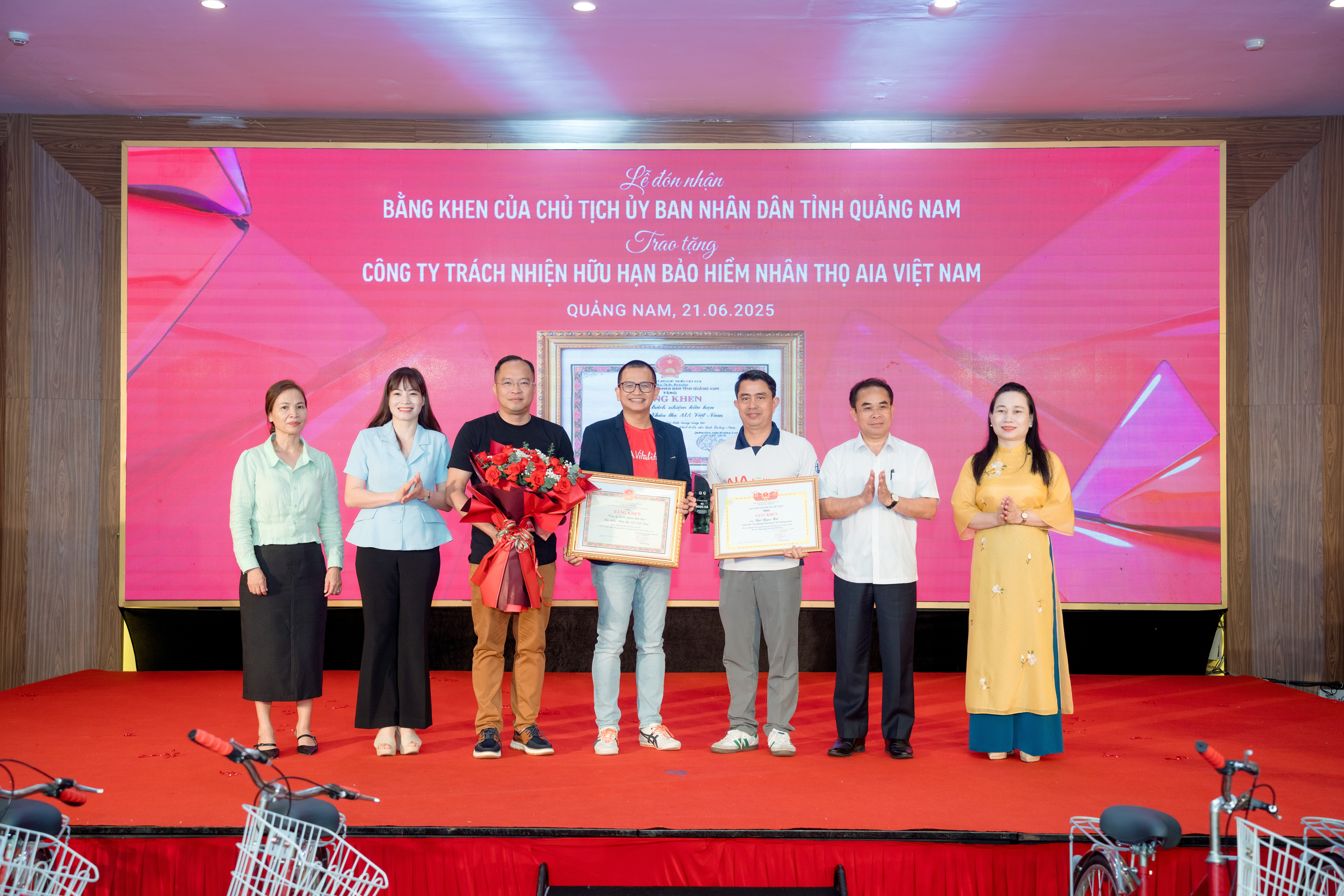 AIA Việt Nam vinh dự đón nhận bằng khen của chủ tịch UBND Quảng Nam