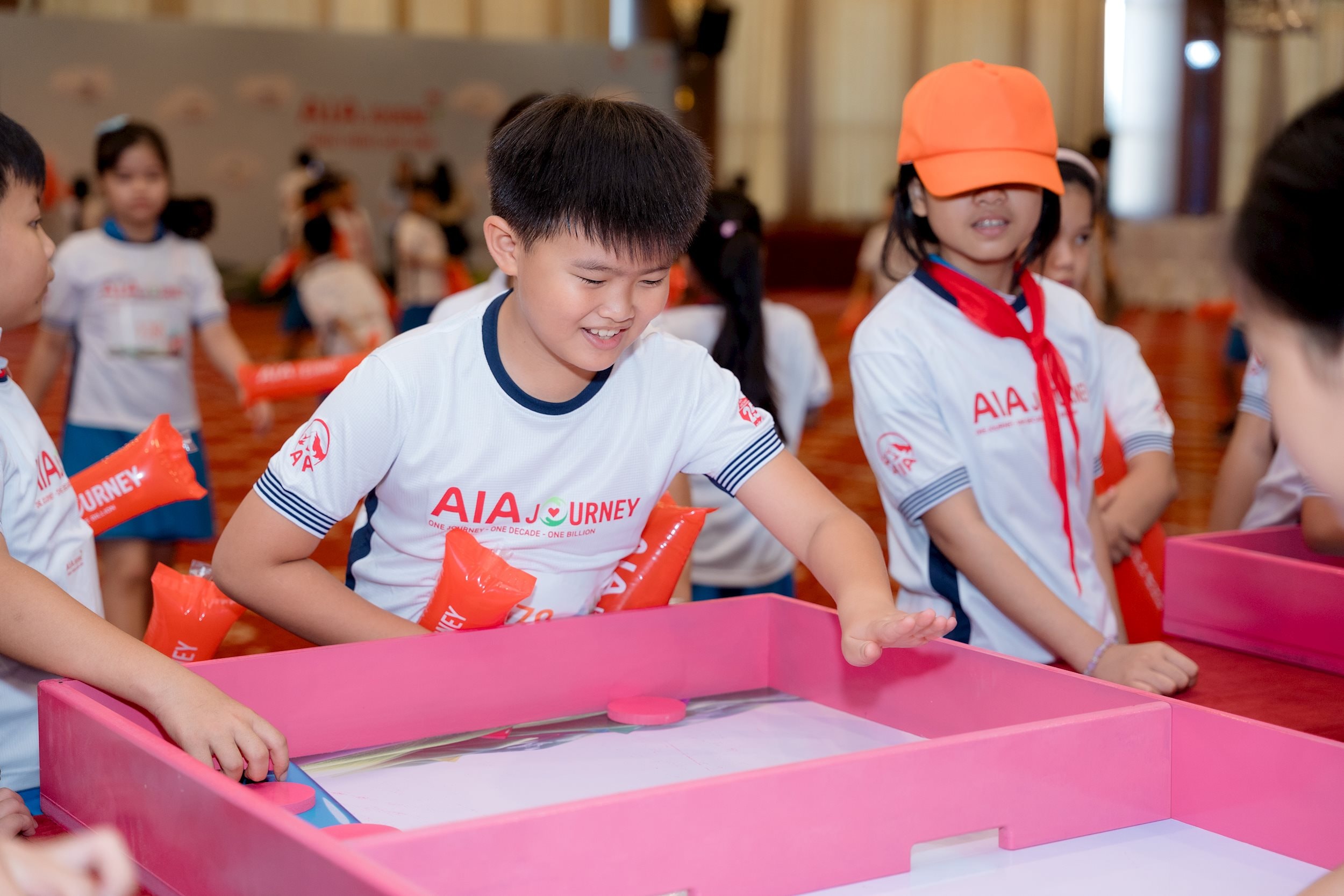 Các em nhỏ hào hứng tham gia thử thách vận động trong chương trình 