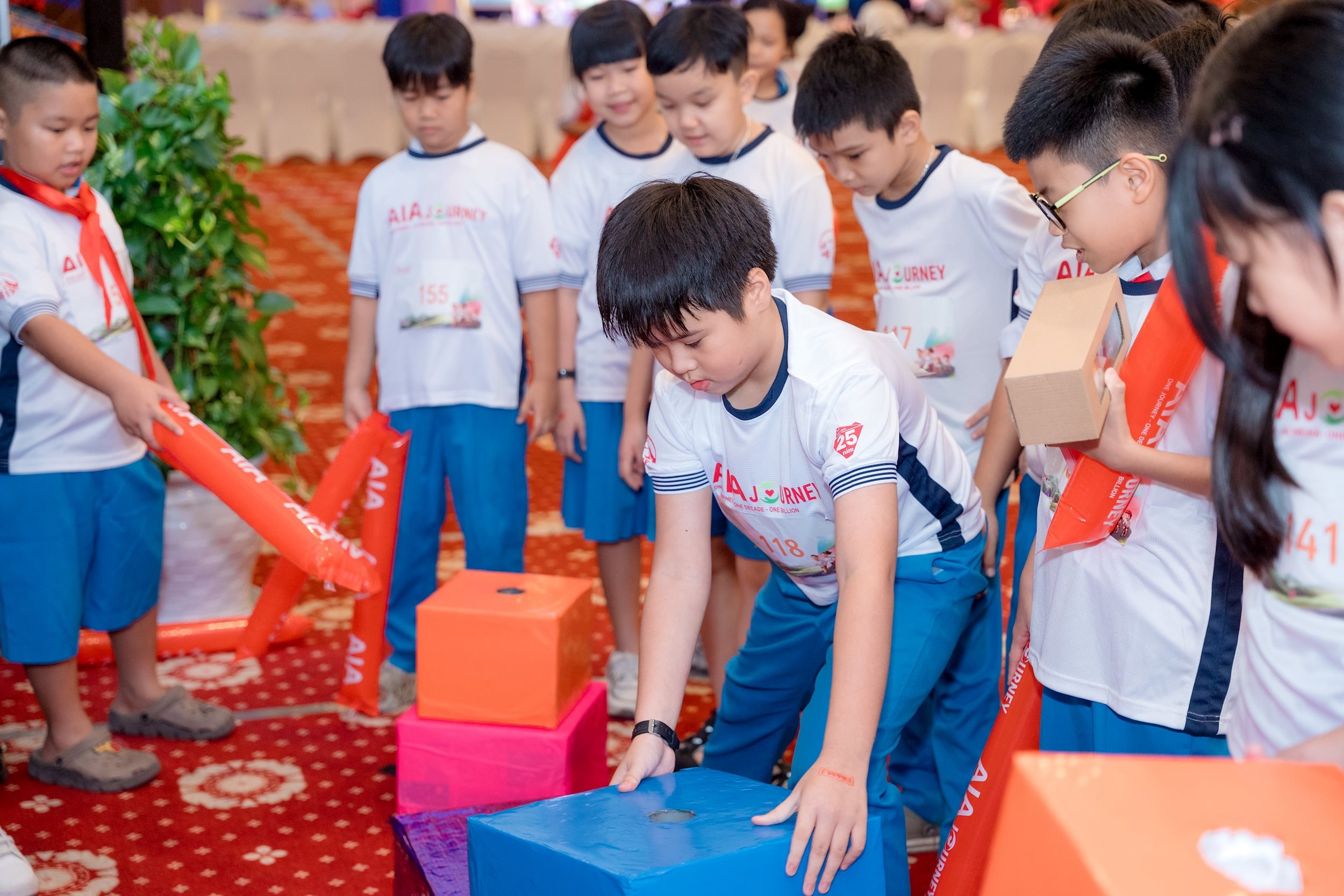 Các em nhỏ hào hứng tham gia thử thách vận động trong chương trình 3