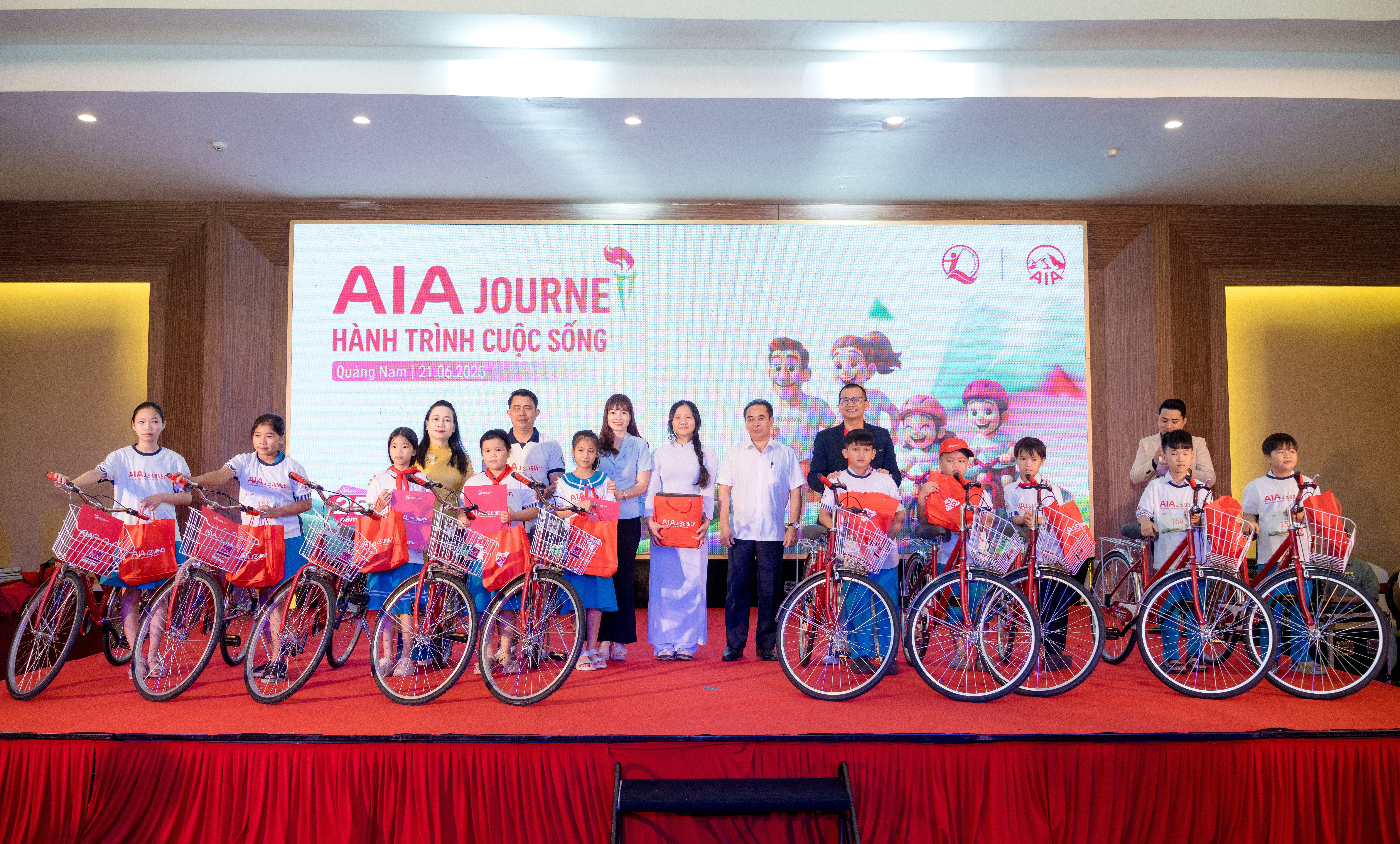 Đại diện AIA Việt Nam và Quỹ bảo trợ trẻ em Việt Nam trao xe đạp cho học sinh có hoàn cảnh khó khăn