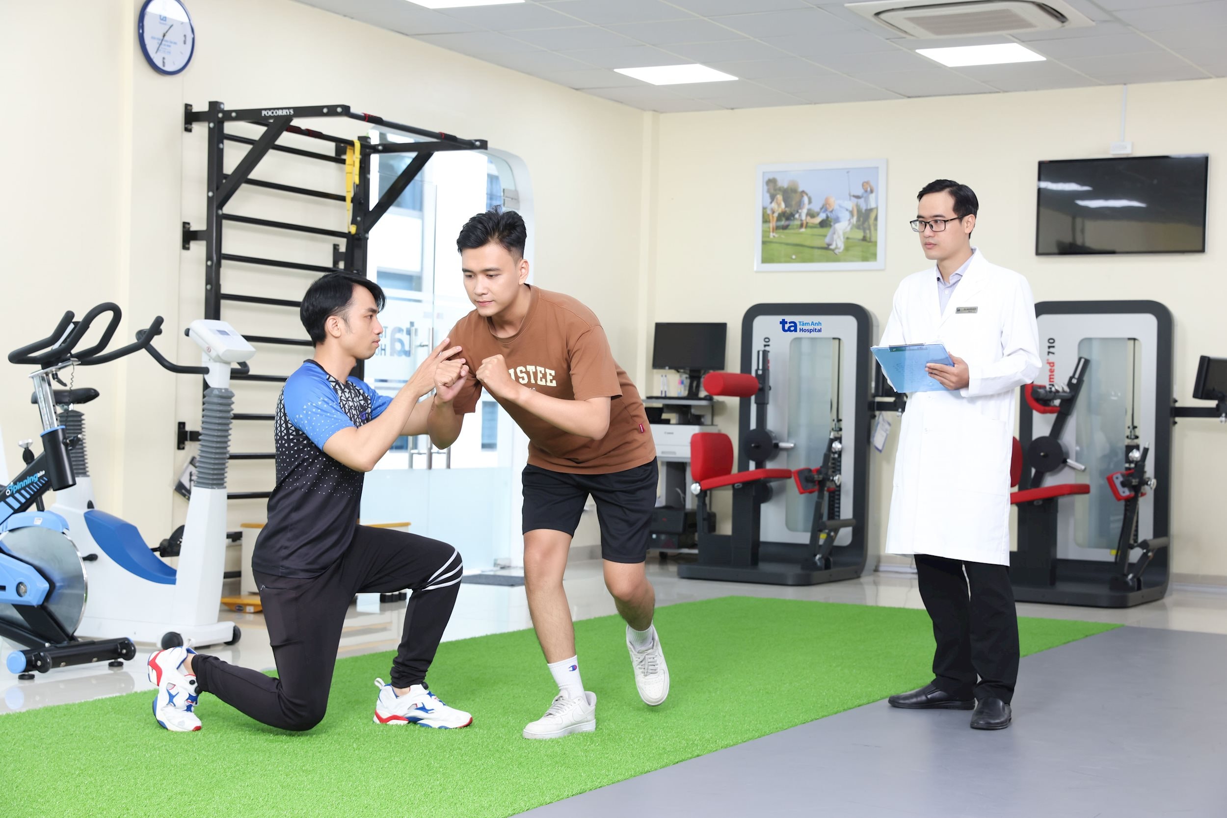 Khu vực Phục hồi chức năng & Vật lý trị liệu tại Trung tâm Chấn thương Chỉnh hình