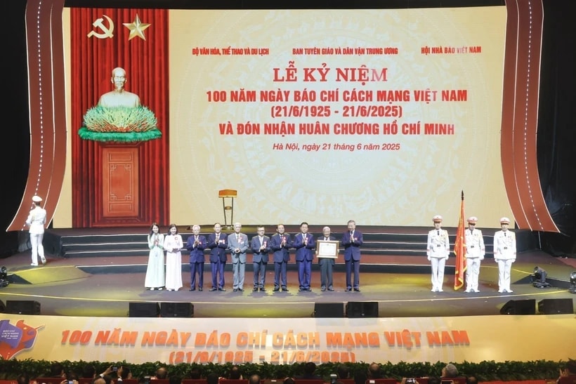 On behalf of Party and State leaders, Party General Secretary To Lam (R) awarded a Ho Chi Minh Order to the Vietnamese revolutionary press for its great contributions to the revolutionary cause of the Party and the nation. (Photo: VNA)