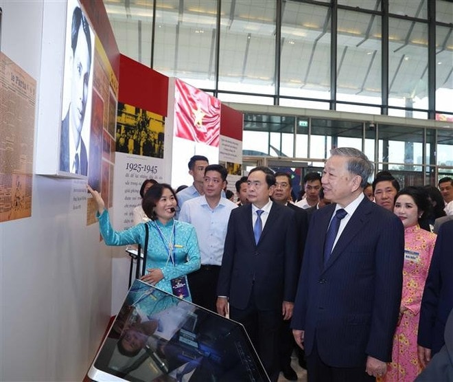 Party General Secretary To Lam and delegates visit a pavilion at the National Press Festival 2025. (Photo: VNA) hoe.jpg