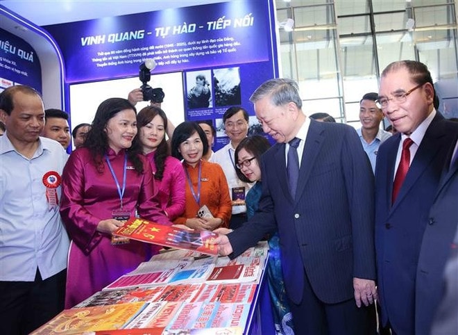 Party General Secretary To Lam visits the pavilion of the Vietnam News Agency. (Photo: VNA) hp.jpg