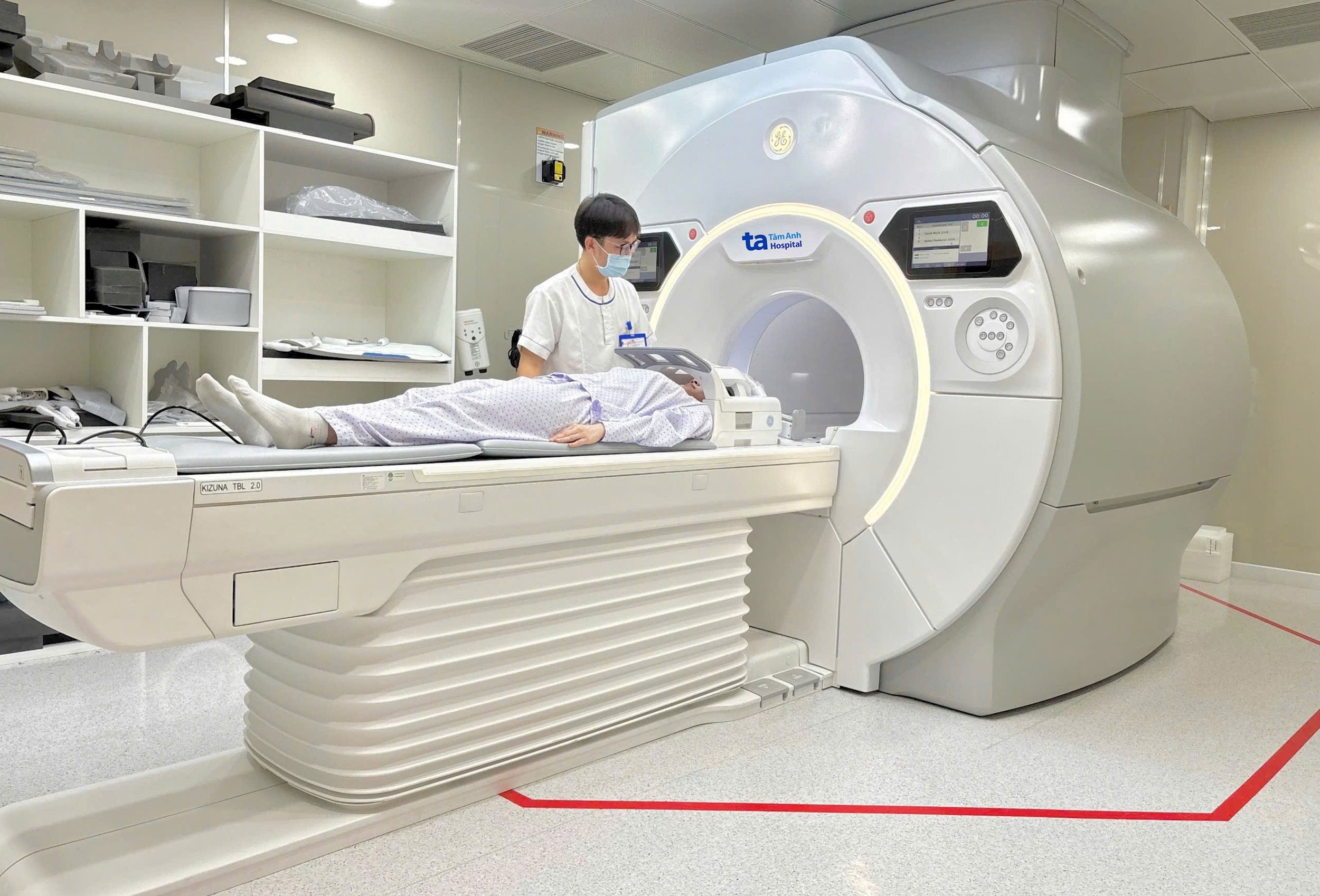MRI 3 Tesla tích hợp công nghệ AI mới nhất, tốc độ chụp nhanh hơn 3-4 lần, giúp khảo sát toàn diện cơ thể, phát hiện bất thường và những tổn thương nhỏ nhất. Ảnh_ Hệ thống Bệnh viện Đa khoa Tâm Anh