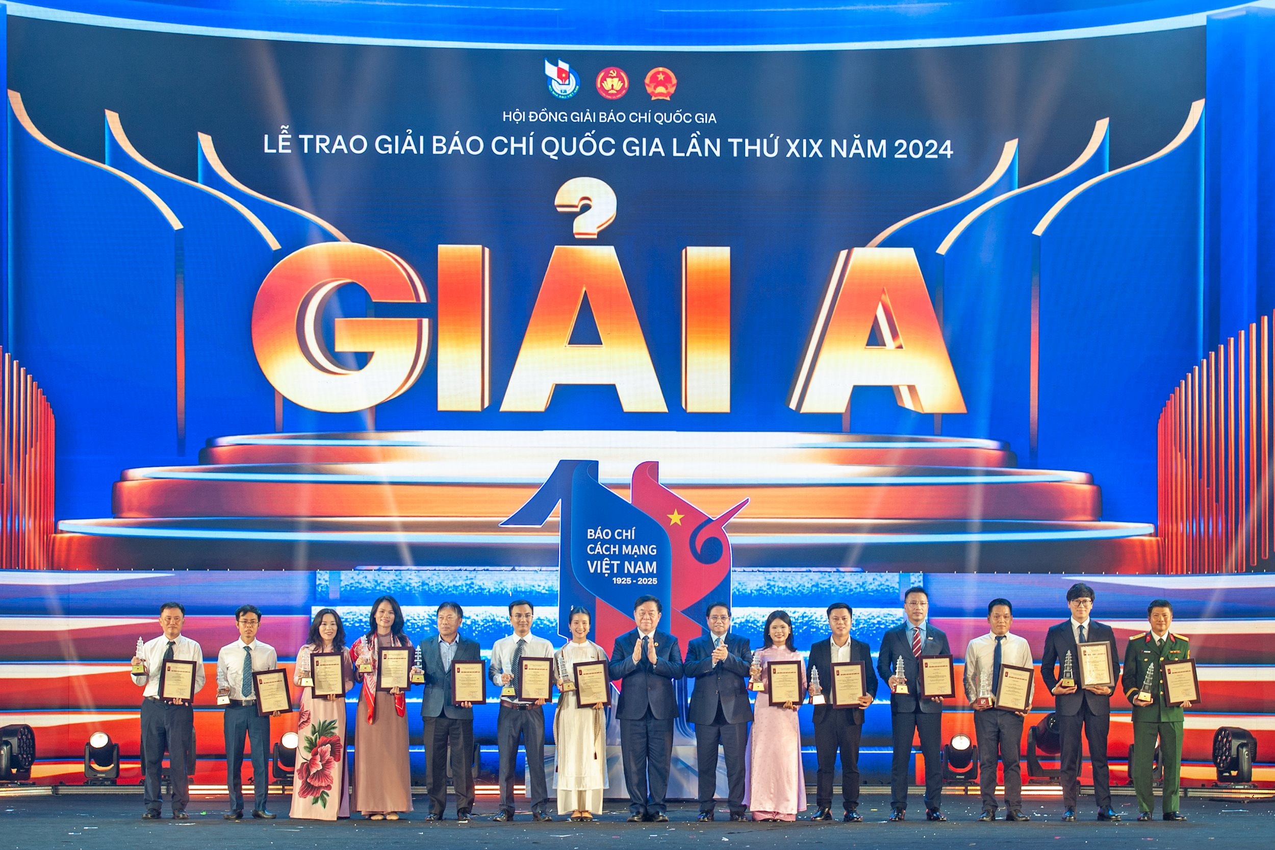Thủ tướng Phạm Minh Chính và Trưởng Ban Tuyên giáo và Dân vận Trung ương Nguyễn Trọng Nghĩa trao giải A cho các tác giả, nhóm tác giả đoạt giải. Ảnh: Phạm Thắng