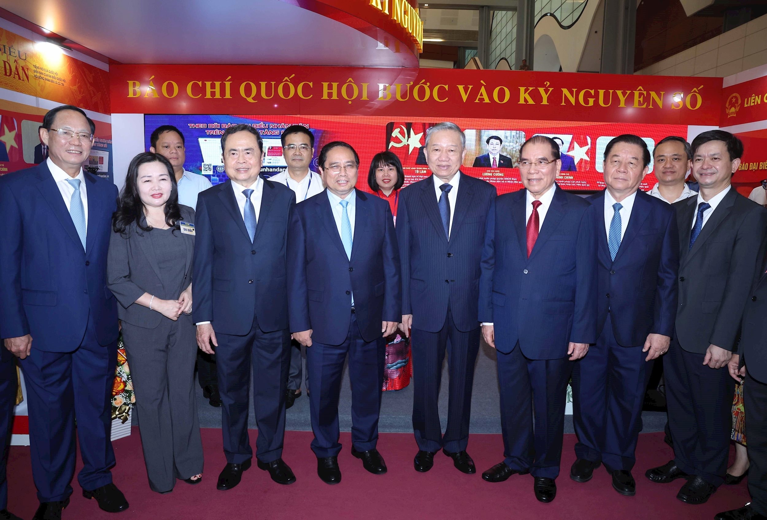Tổng Bí thư Tô Lâm, nguyên Tổng Bí thư Nông Đức Mạnh, Thủ tướng Chính phủ Phạm Minh Chính, Chủ tịch Quốc hội Trần Thanh Mẫn và các đồng chí Lãnh đạo Đảng, Nhà nước tham quan gian trưng bày 