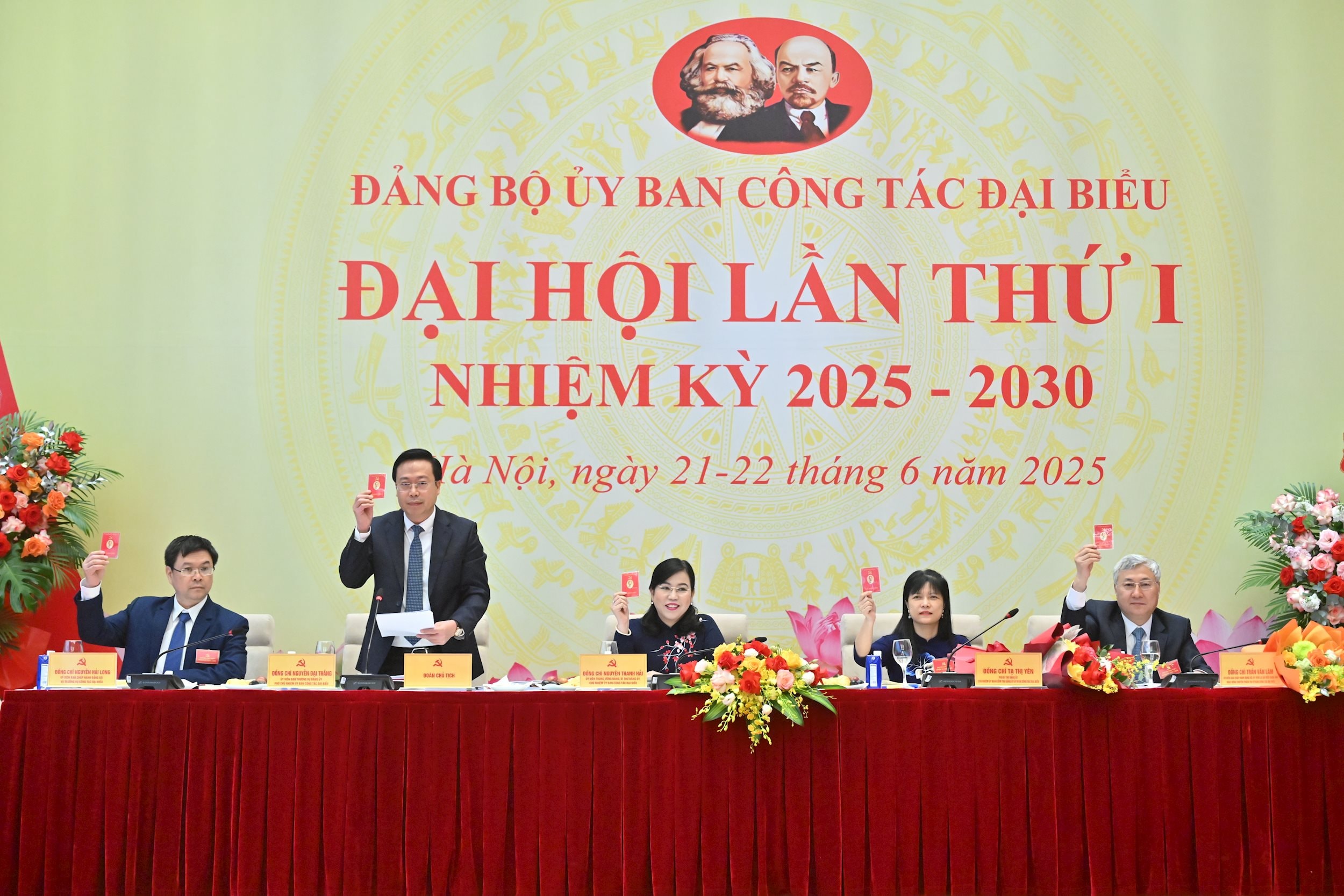 Các đại biểu biểu quyếtVQK_8216