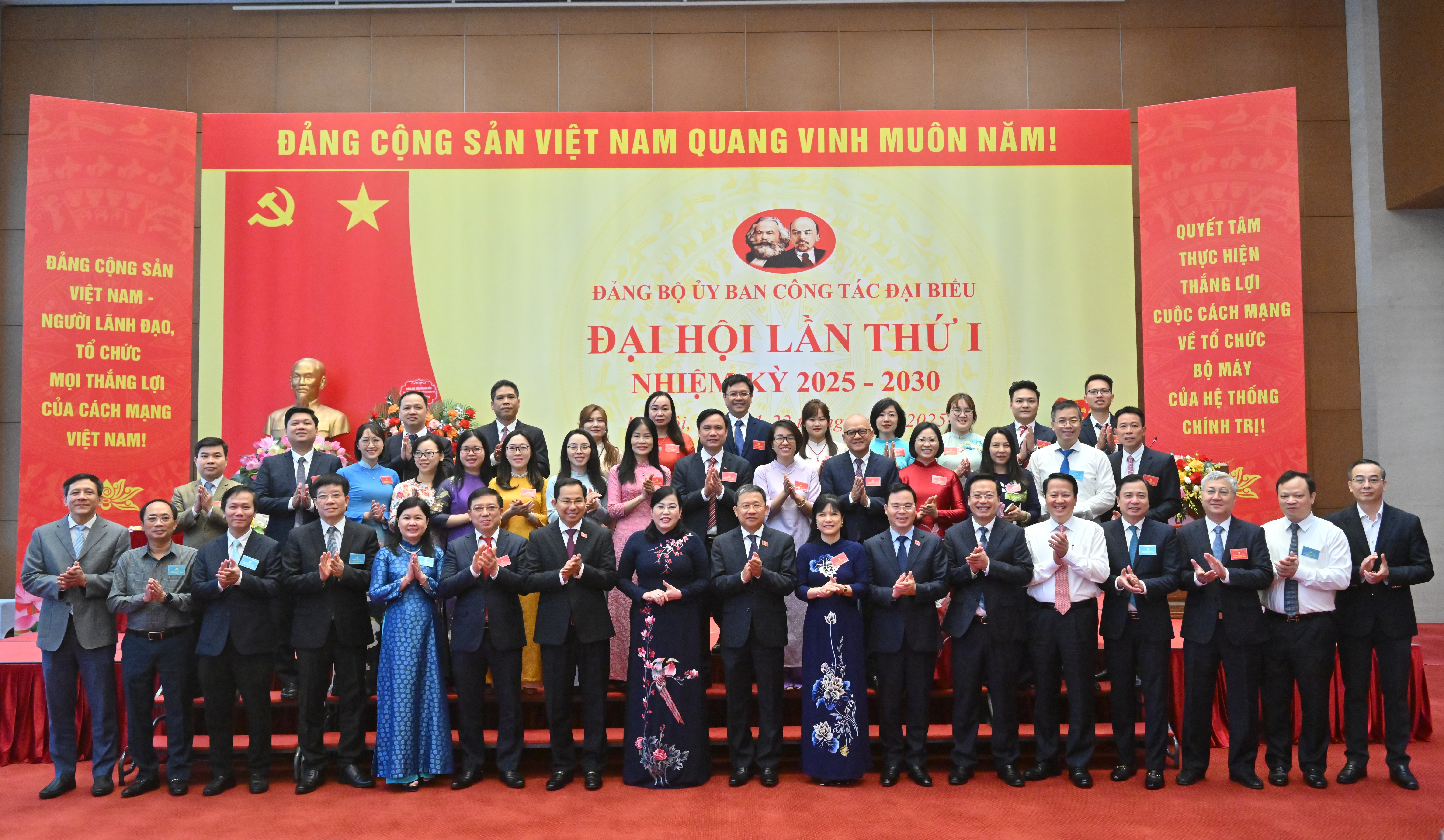 Các đại biểu chụp ảnh lưu niệmVQK_8283