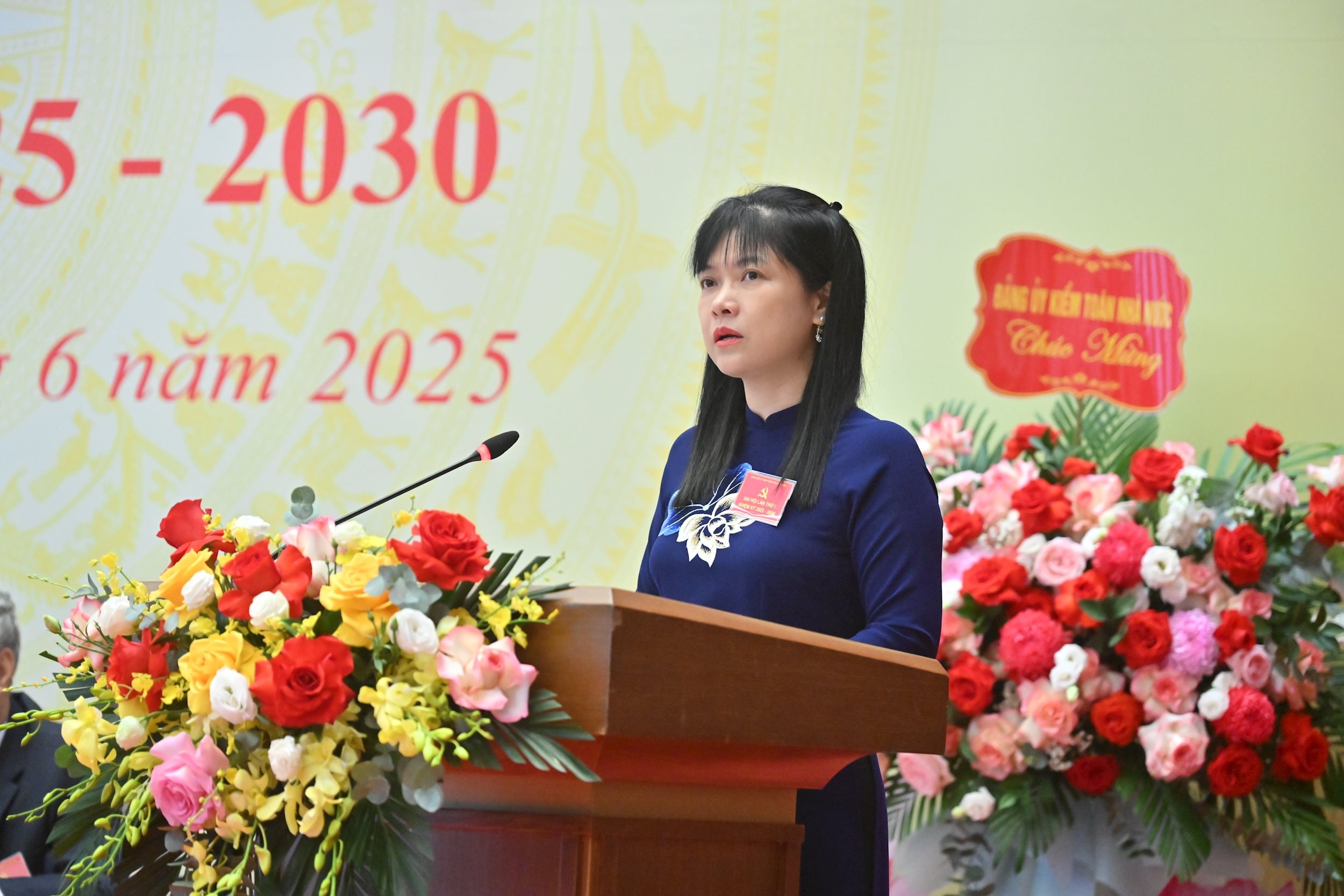 Phó Bí thư Đảng ủy, Chủ nhiệm Ủy ban Kiểm tra Đảng ủy Ủy ban Công tác đại biểu Tạ Thị Yên trình bày báo cáo Chính trị